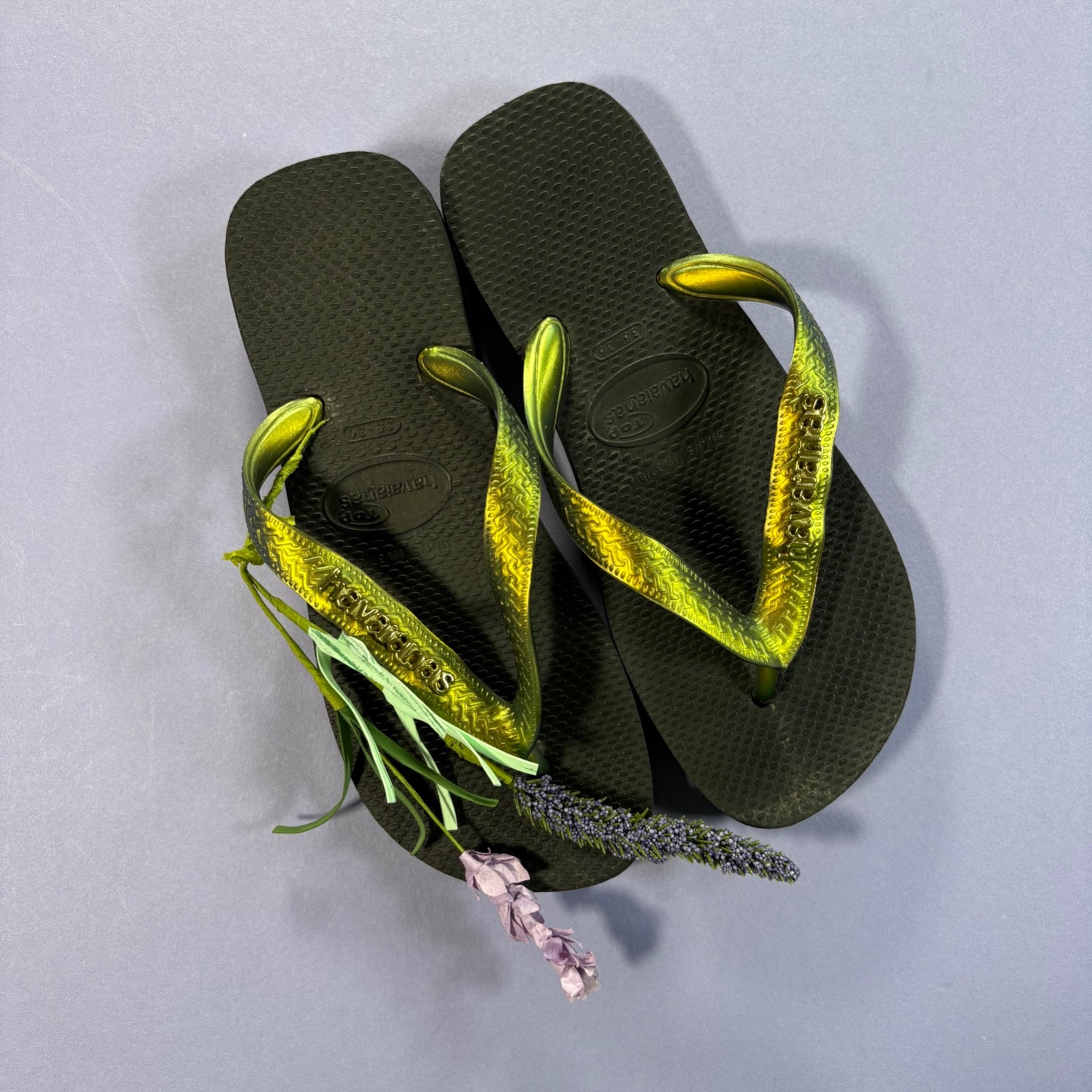 Havaianas Flip Flops Women Size 4 / 5 Black & Gold NWOT Beach Summer Classic