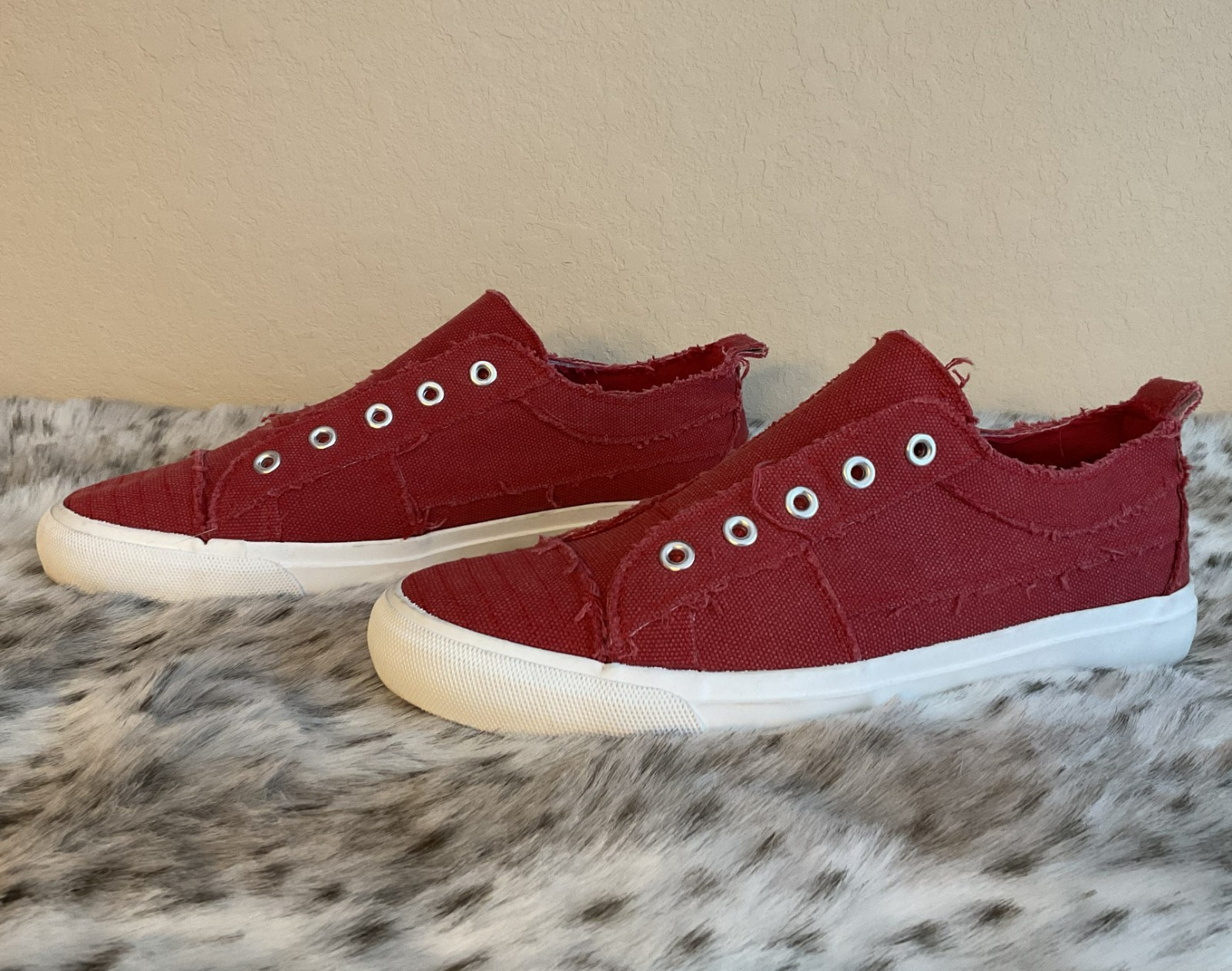 Corkys Red Babalu Distressed Canvas Low Top Round Toe Sneakers Women’s Size 9