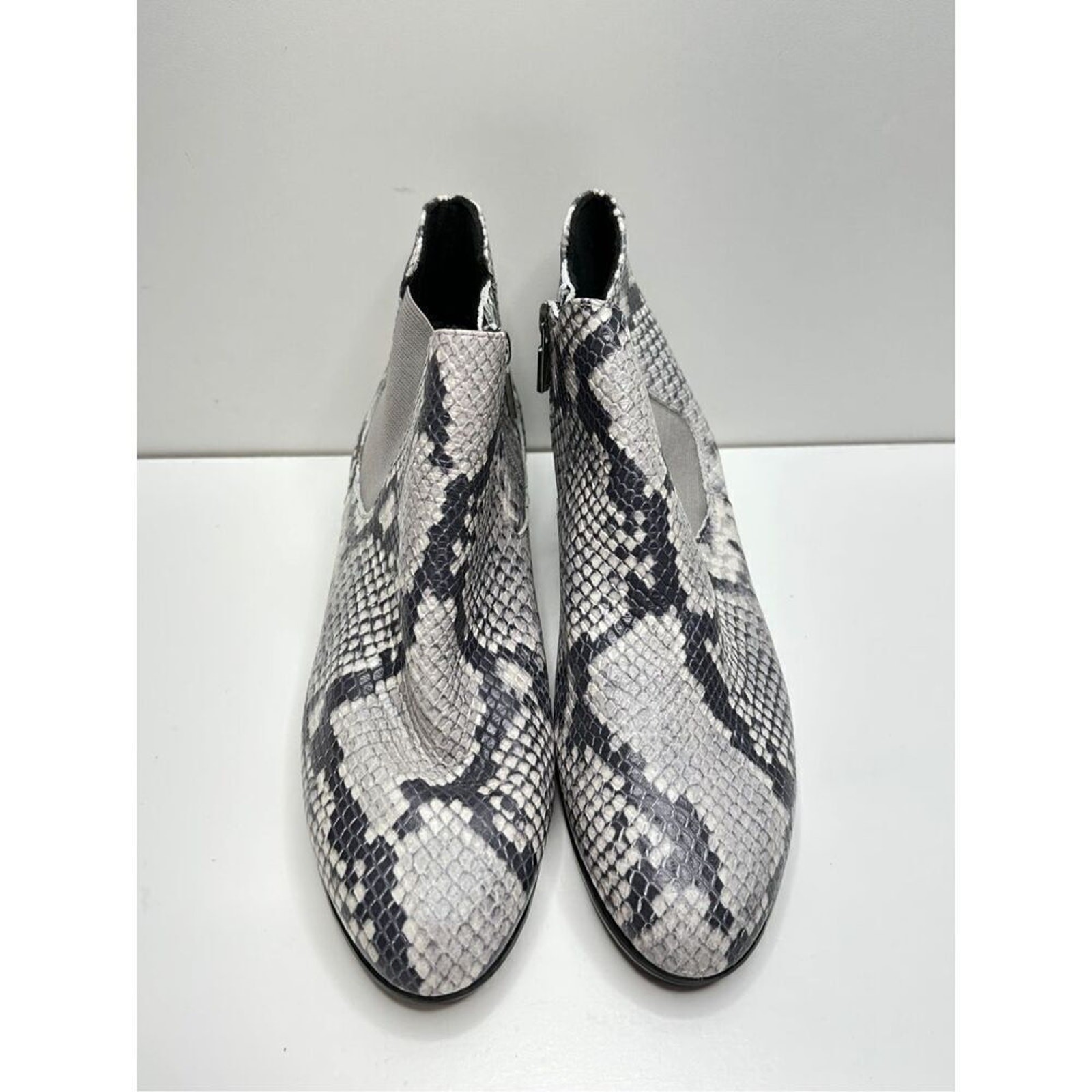 Munro Boots Cate Chelsea Women’s Size 8.5 Snake Print Side Zip Water Resistant