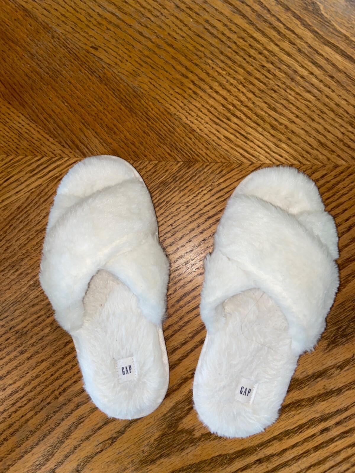 Women’s GAP Slippers SOFT Faux Fur Criss Cross Slippers Size Small (5-6) (white)