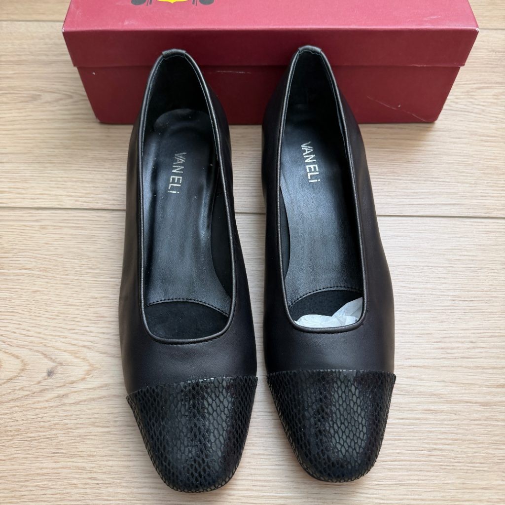 VANELi Black Leather Snakeskin Cap Toe Flats Womens Size 10 M Slip On Shoes