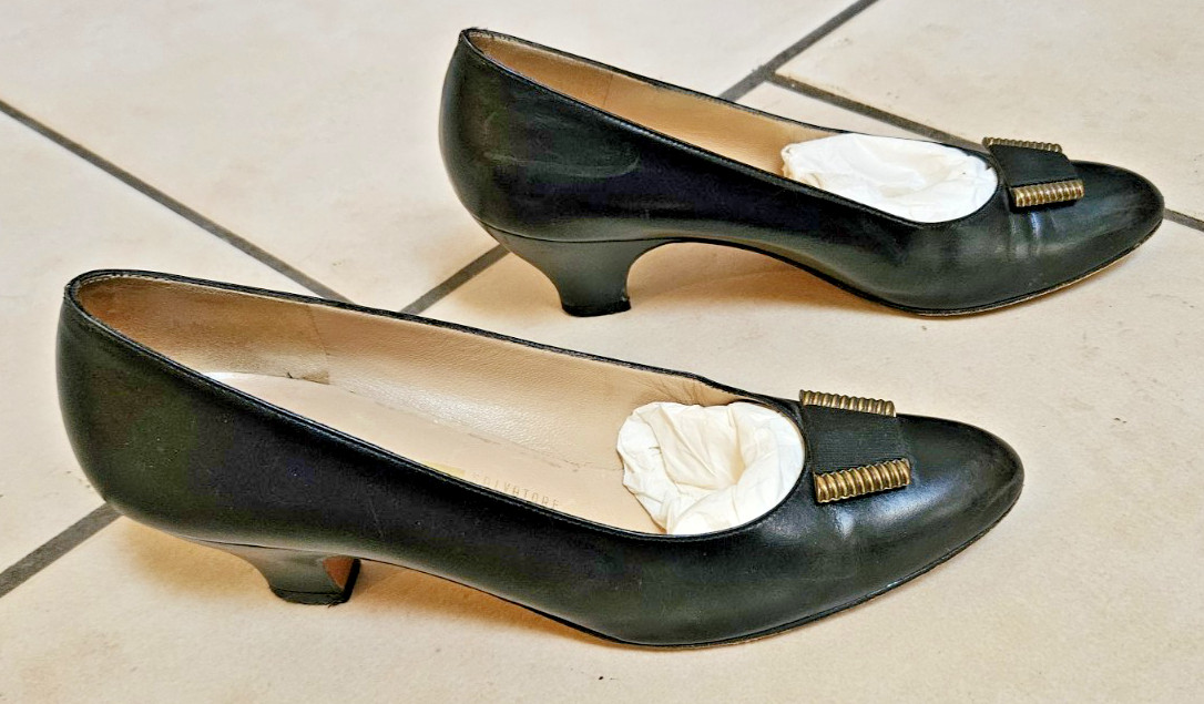 Vintage Ferragamo 6 1/2 6.5 AAA Narrow Black Pumps Ribbon w/ Gold Accent Toe