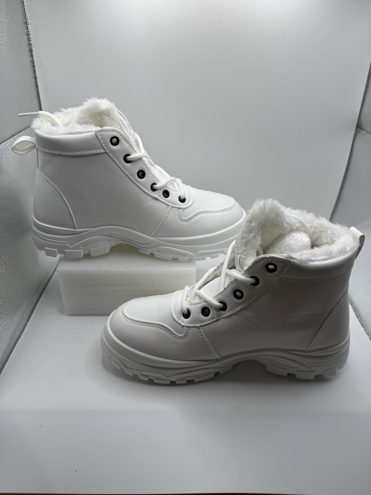 Pair Of White Evolutions Brand Winter Boots EU Size 38 (US Approx Size 7)