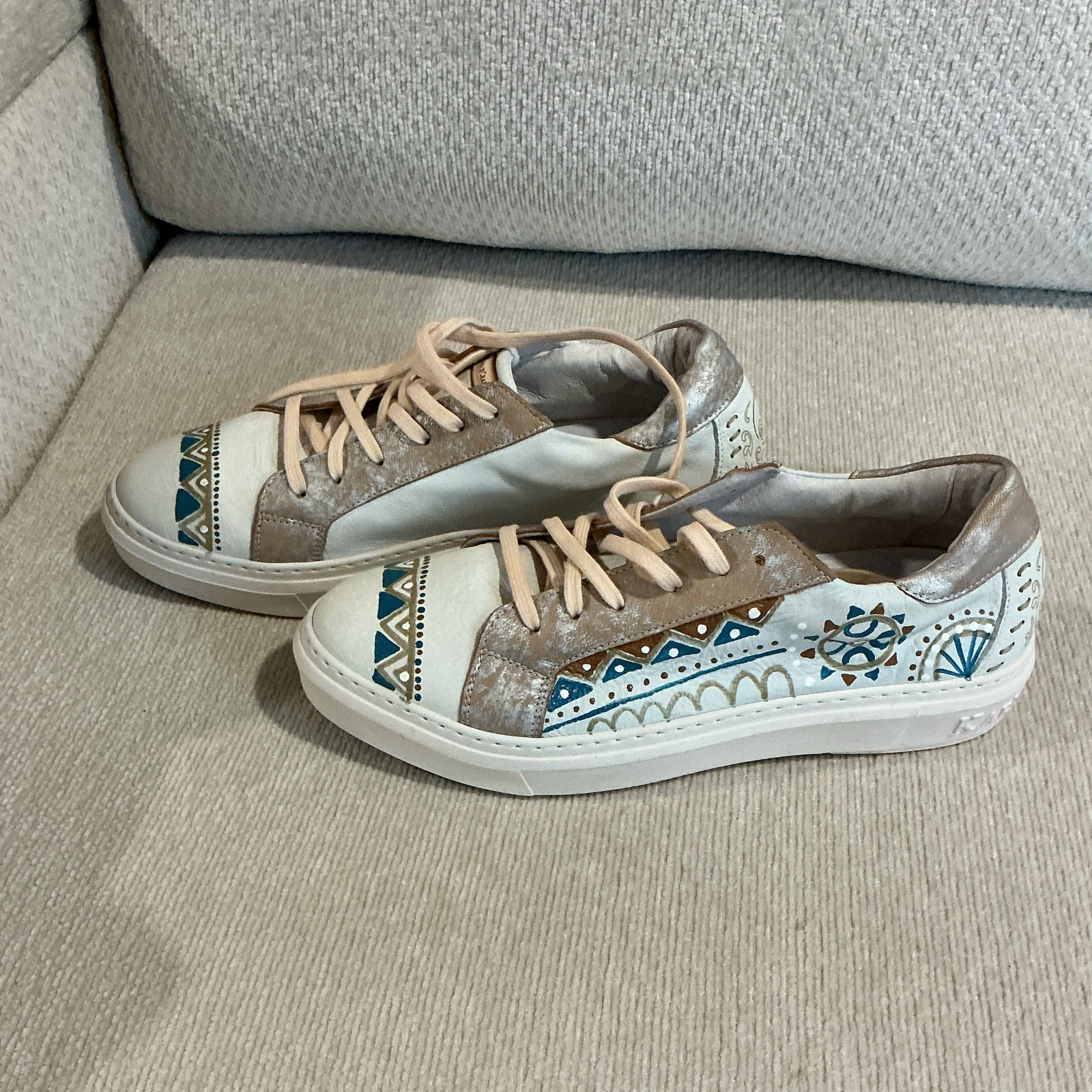 Karma Of Charme Women’s Low Top Lace-Up Leather Sneakers White/Blue Geometric