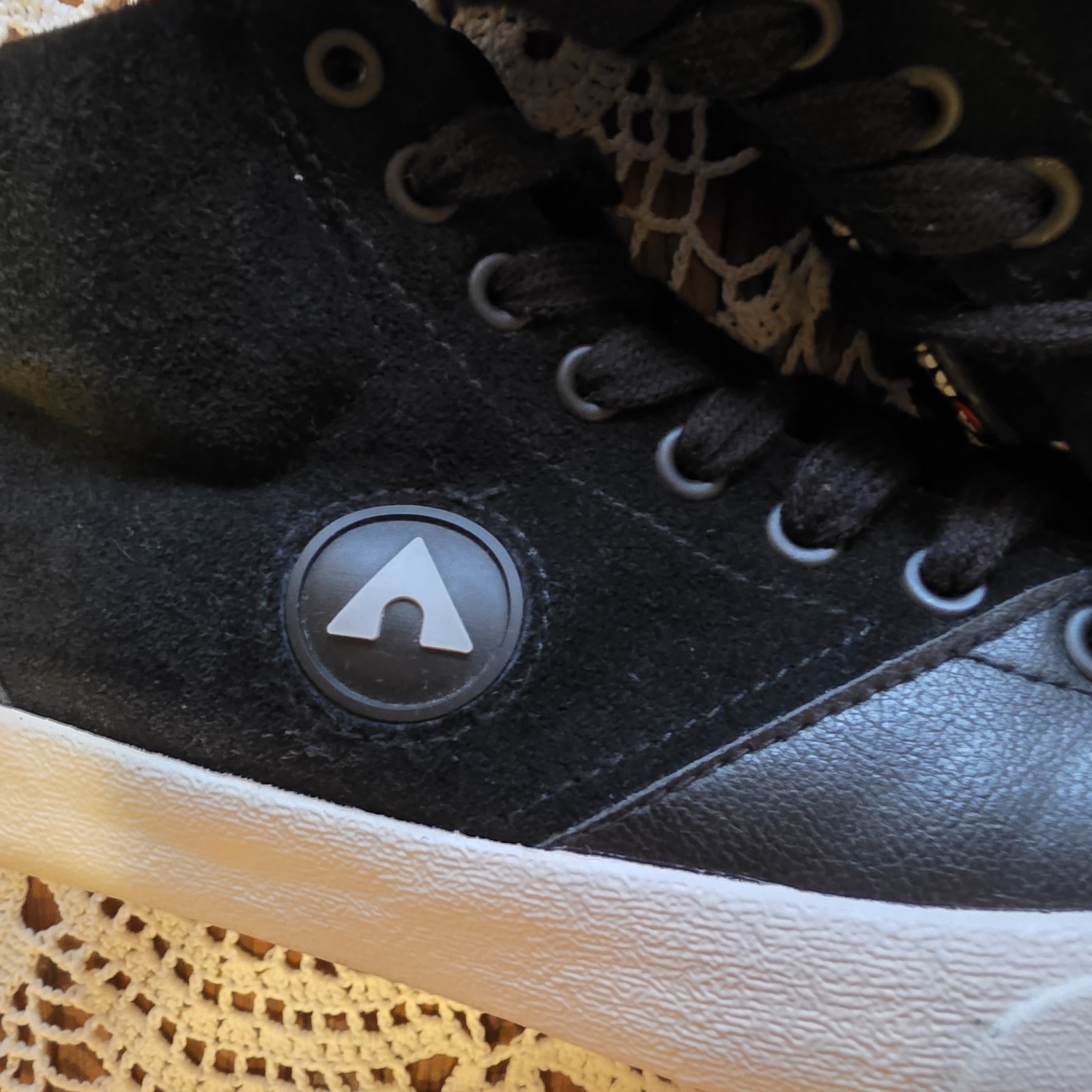 Airwalk Classics-Axle Mid Black High Tops Leather & Manmade Upper Size 6