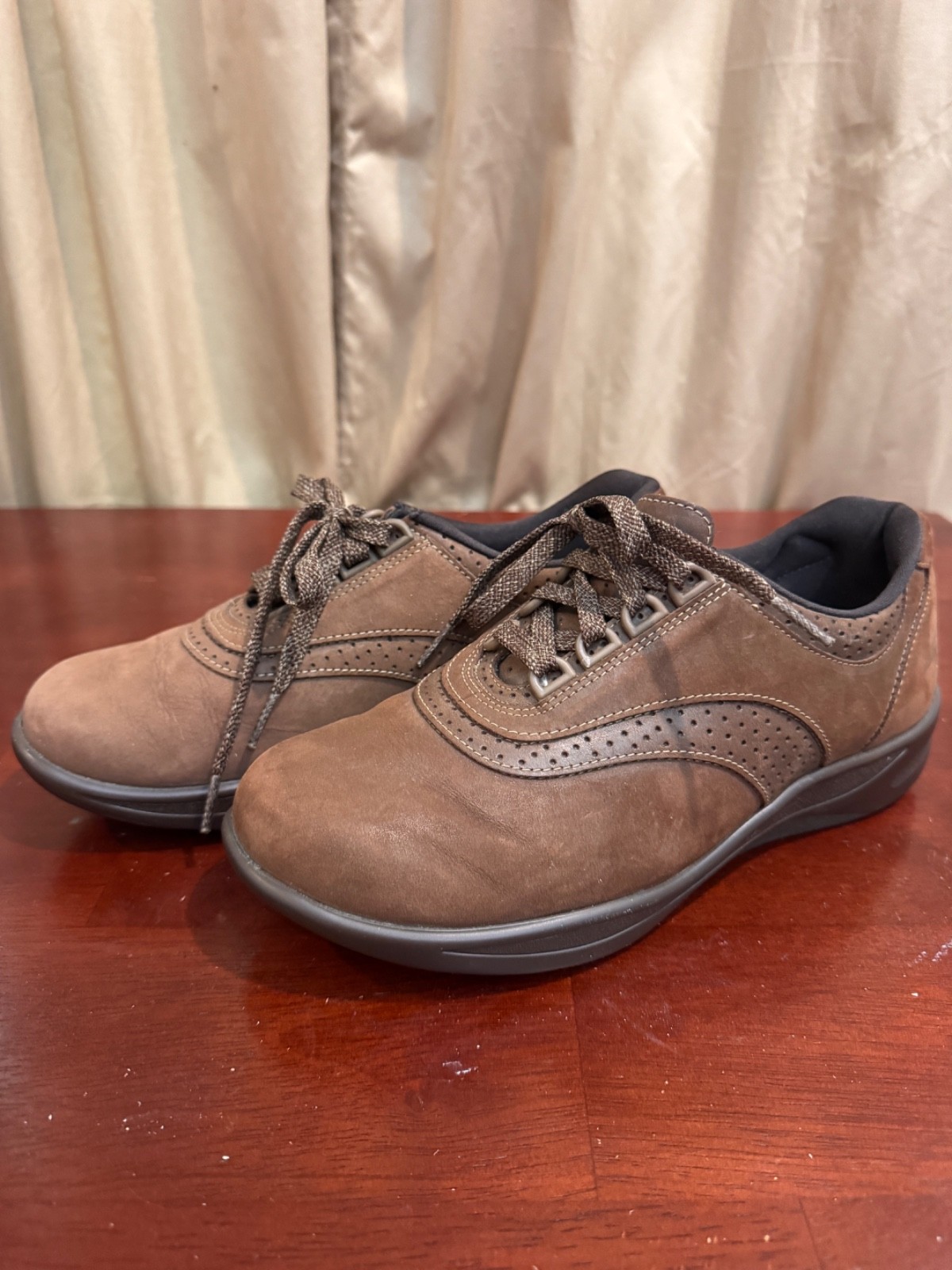 SAS Walk Easy Womens Walking Comfort Shoes Right Shoe 7M. Left Shoe 8M Brown NEW