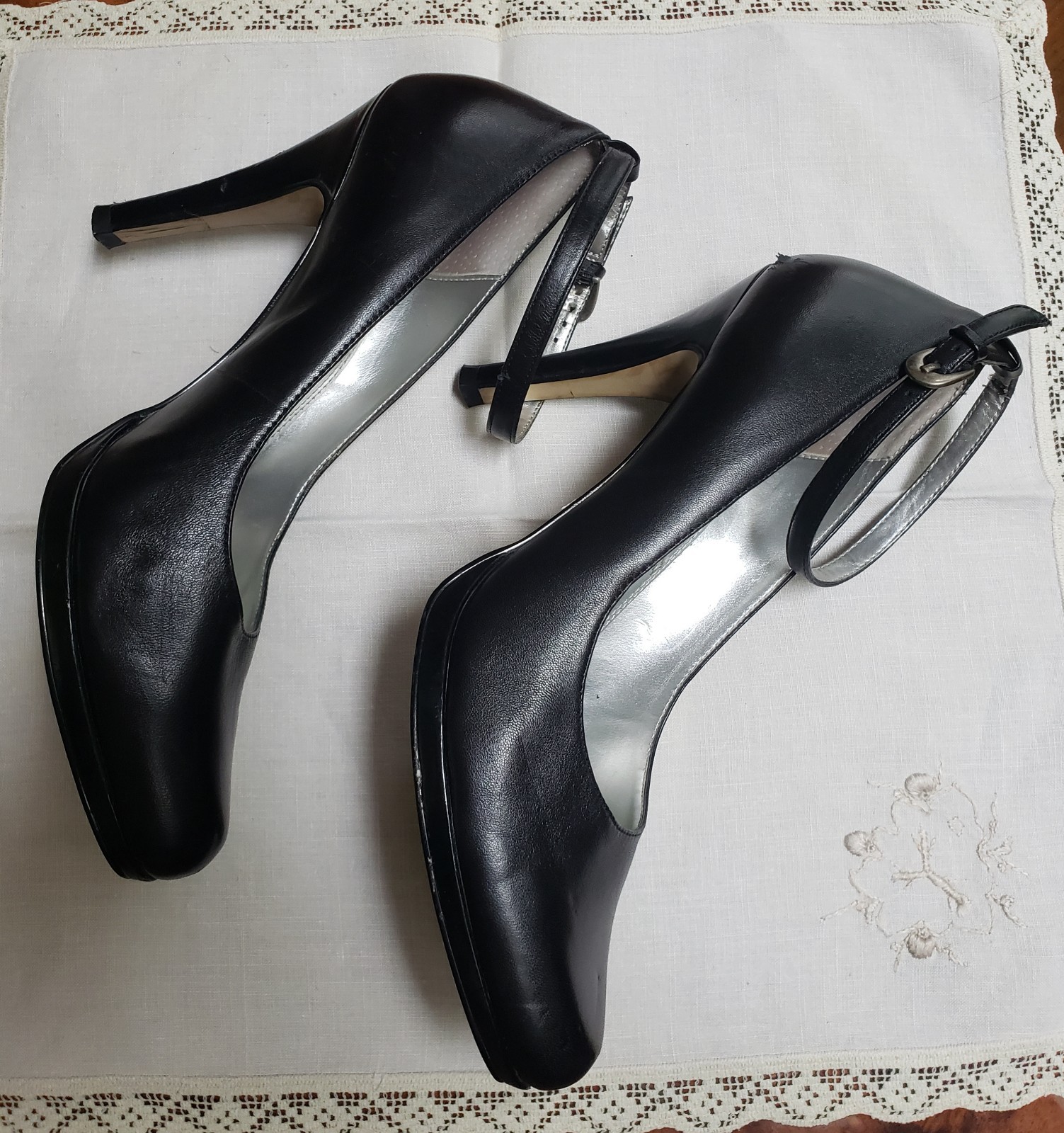 TAHARI Classic Black Leather Ankle-Strap Women’s Pumps. Sz.7