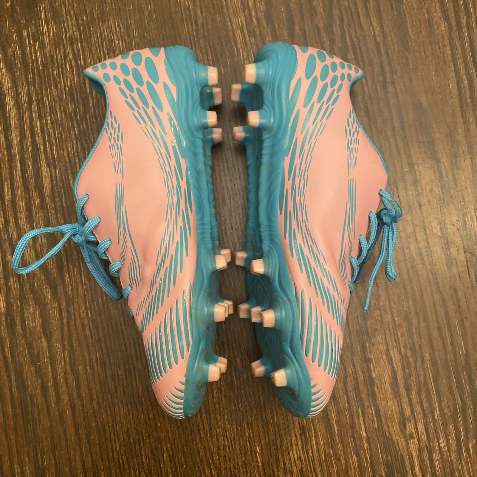 EUC Size 40 / Women’s 8.5-9 / Men’s 7 LEOCI Pink Blue Firm Ground Soccer Cleats