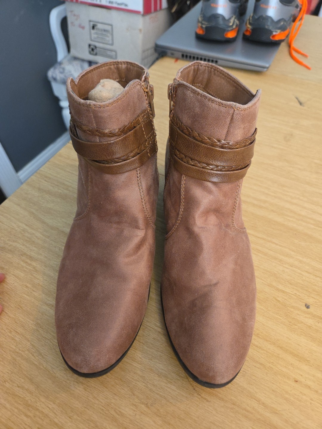 Yuu Size 8.5 Booties Heel 1.75” Shade 4” Zip #But1