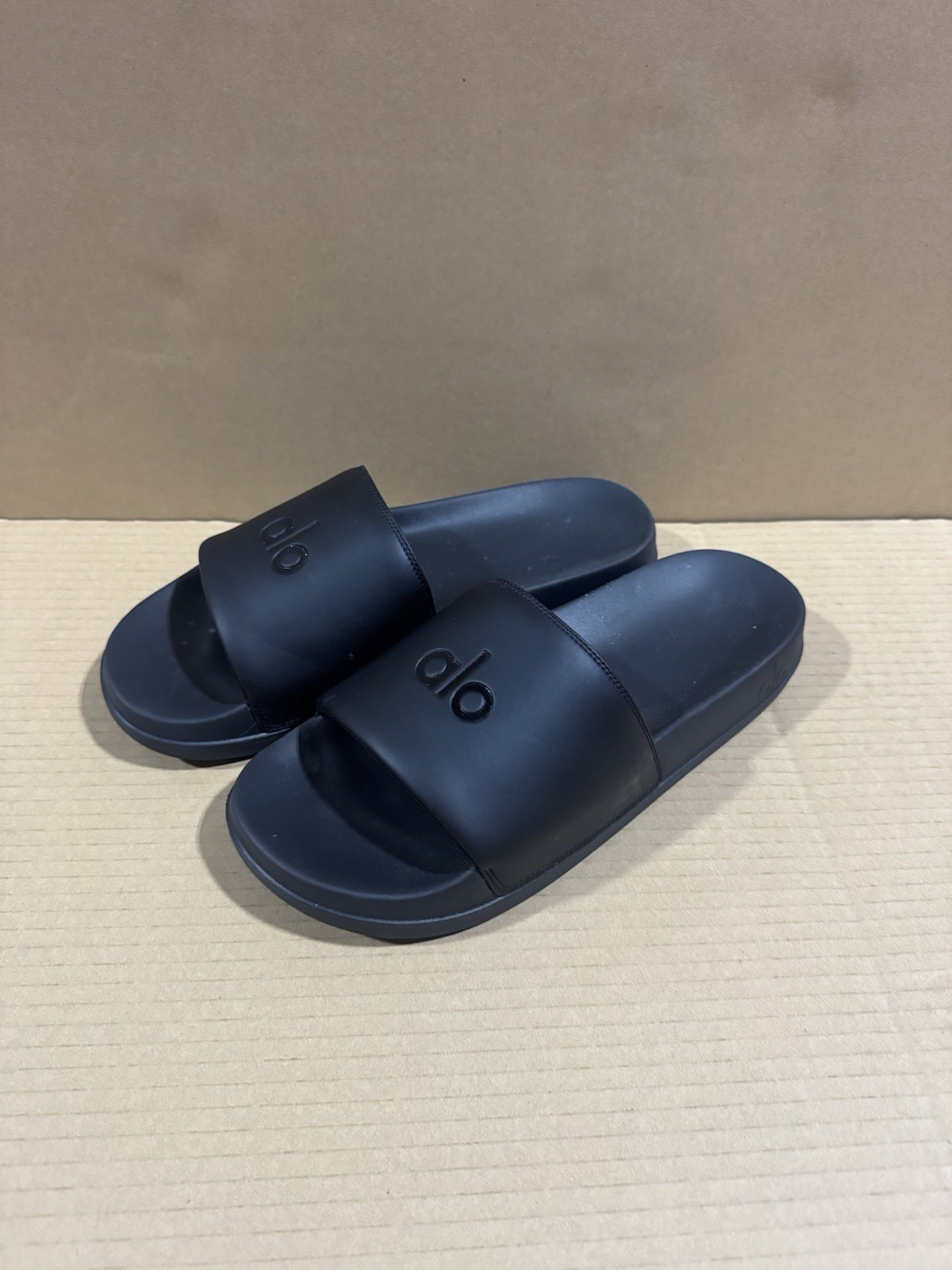 Alo Yoga Black Slides – Men’s US 12 / Women’s US 14