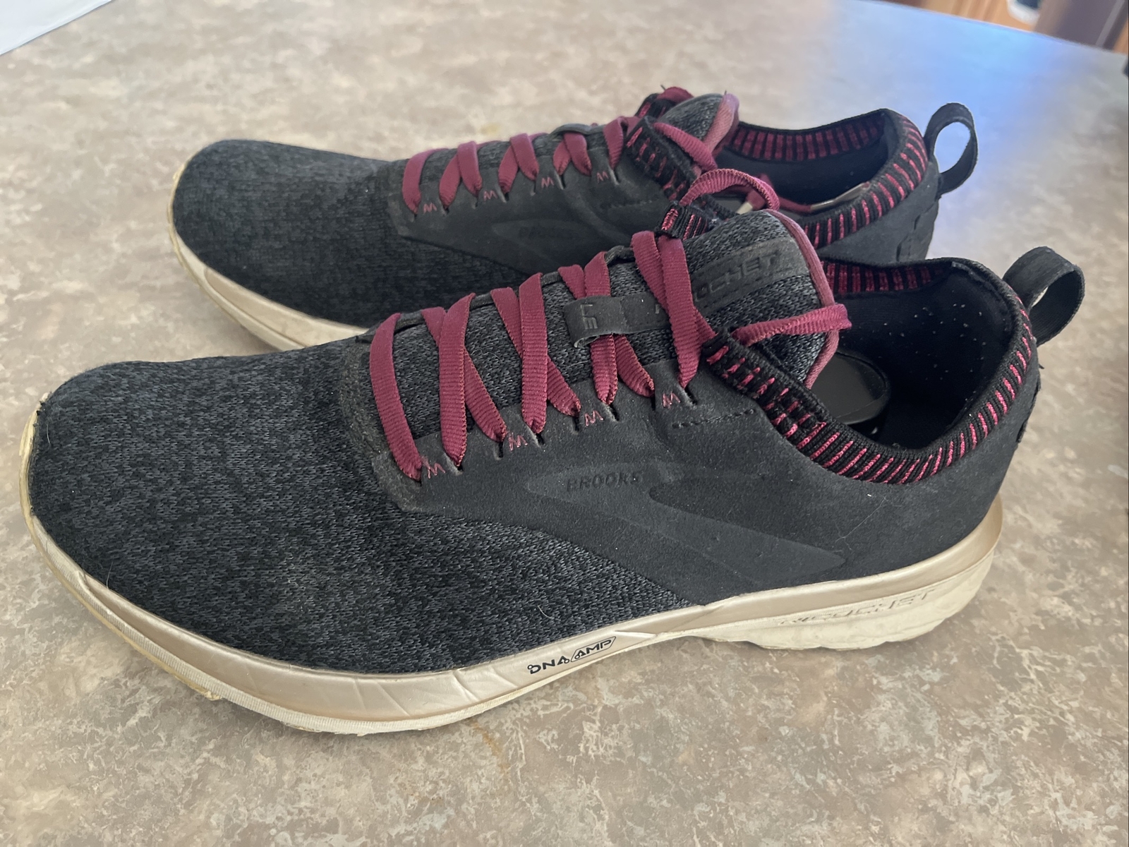 BROOKS RICOCHET RUNNING SHOES WOMENS SIZE 11