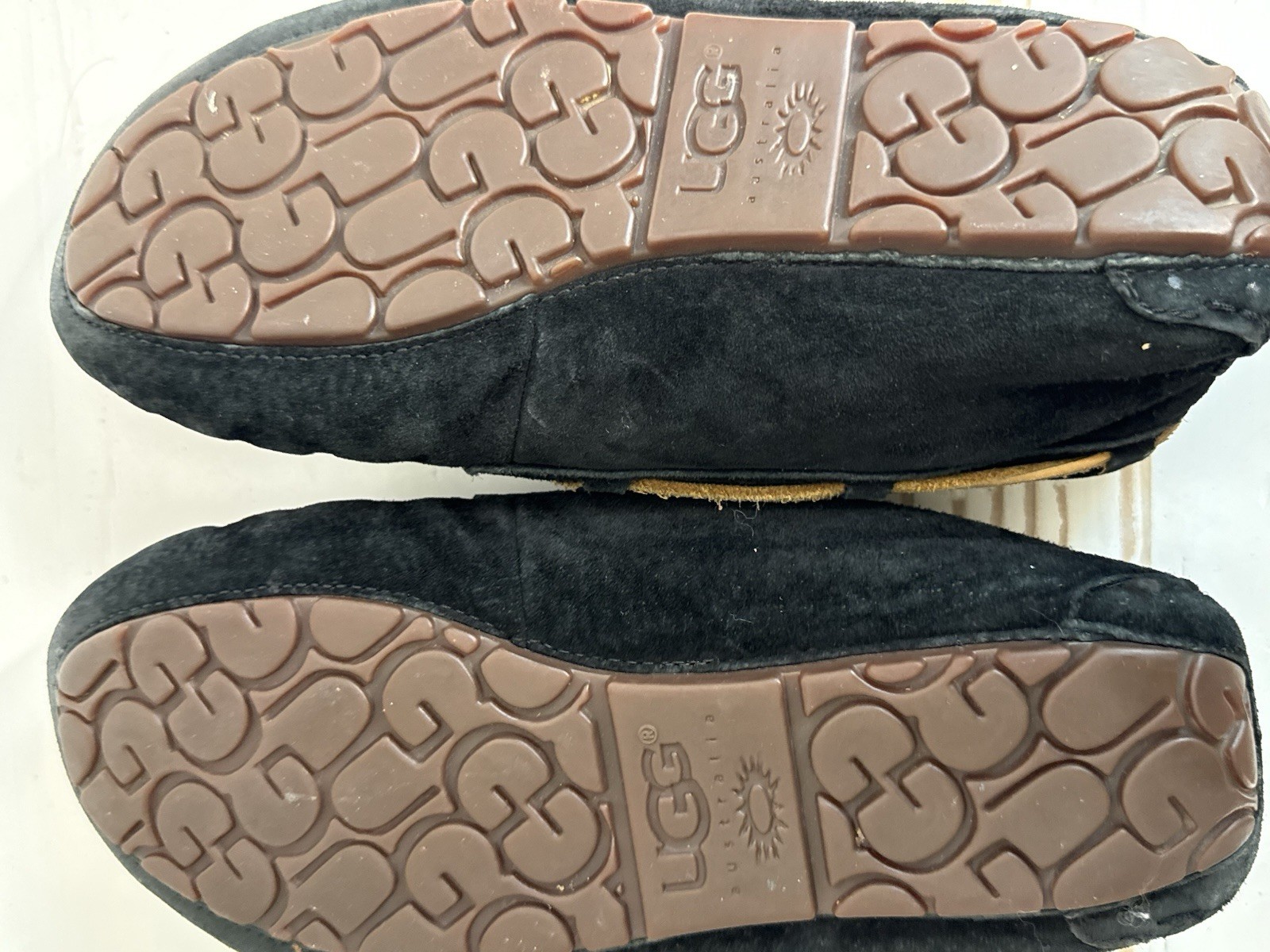 UGG Australia Dakota 5612 Black Suede Shearling Moccasin Slippers Women’s Size 9