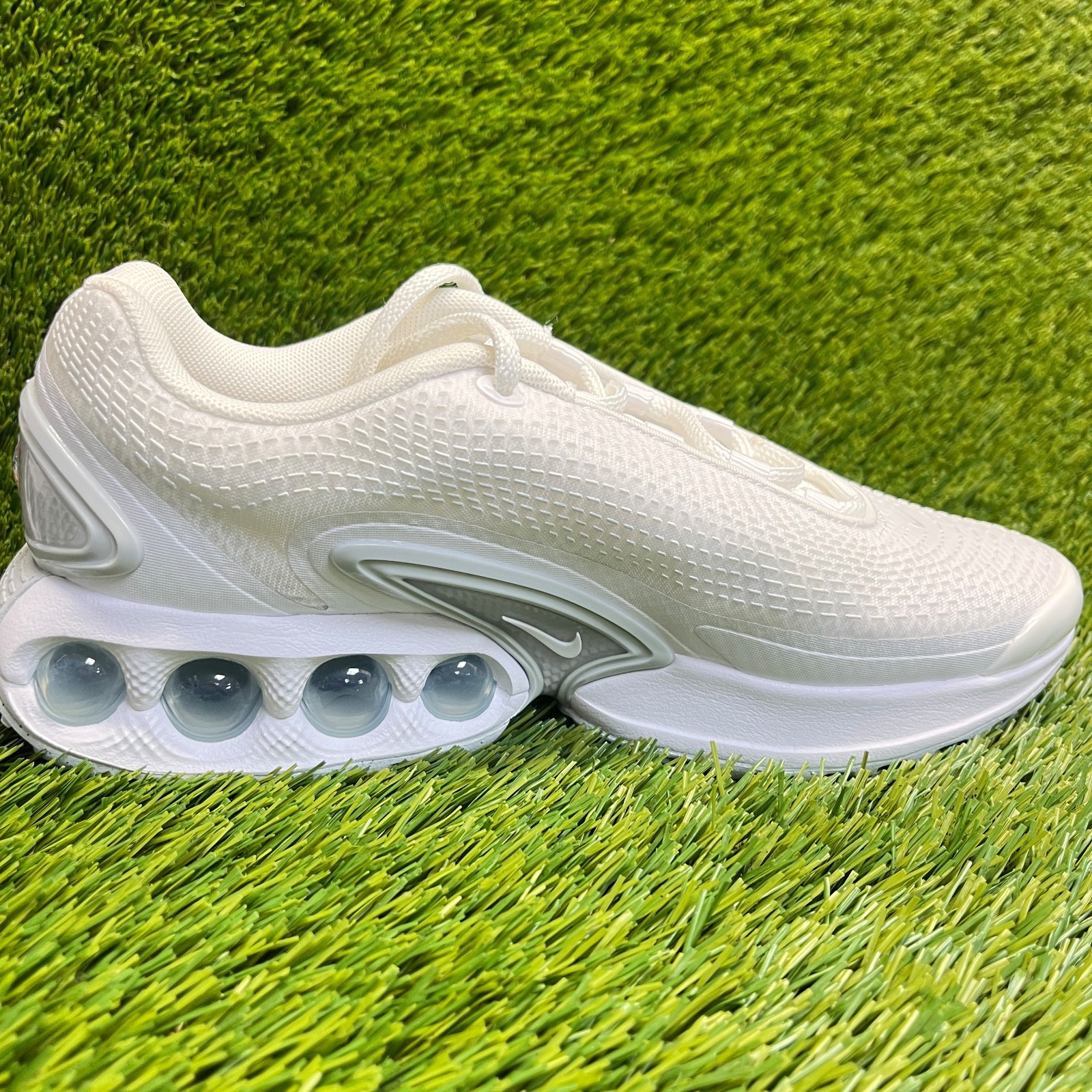 Nike Air Max DN Womens Size 8 White Athletic Running Walking Shoes Sneakers