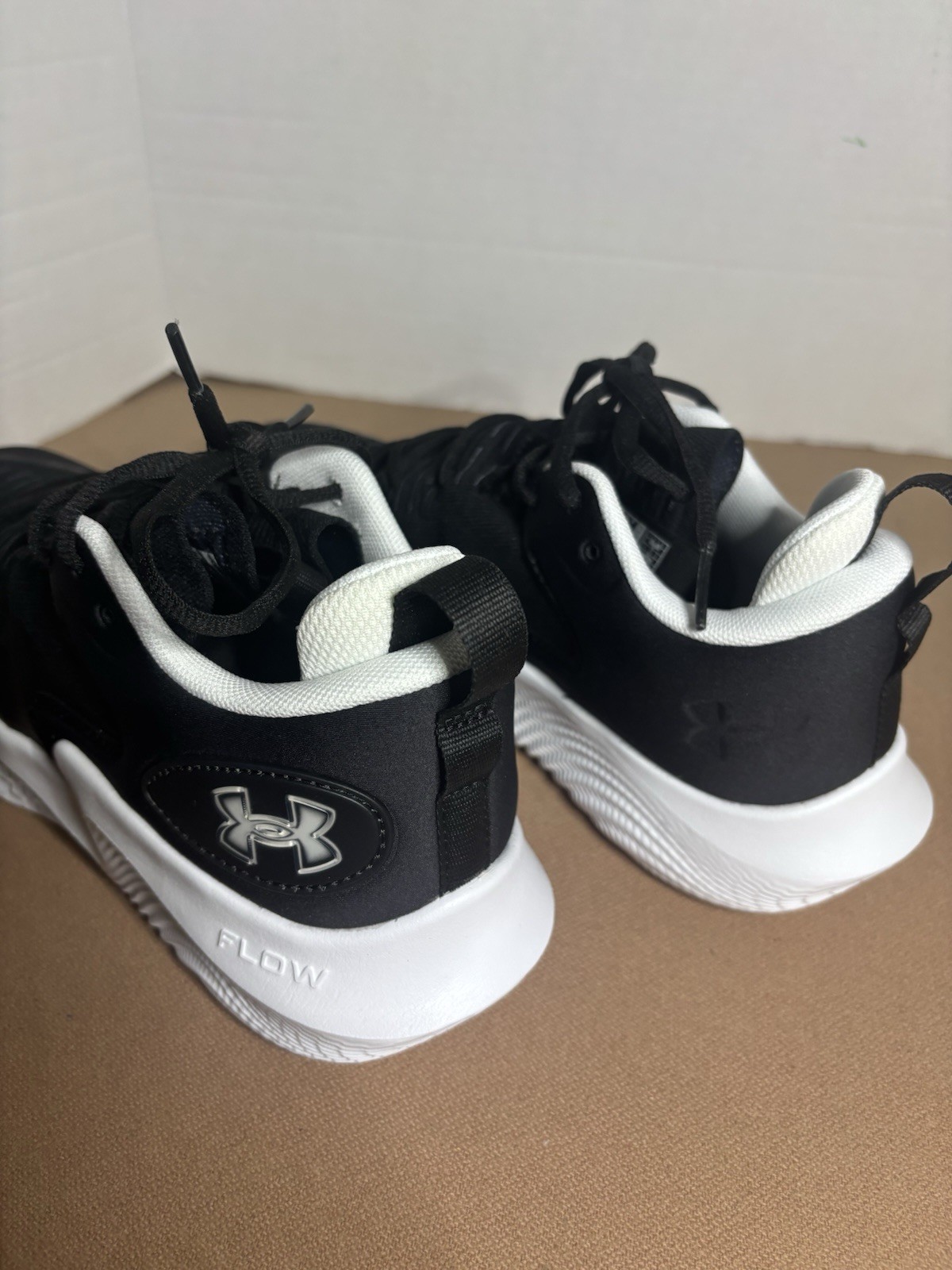 3027084 Under Armour Women’s Flow Ace Low Volleyball Shoes Black Size 10 NIB New
