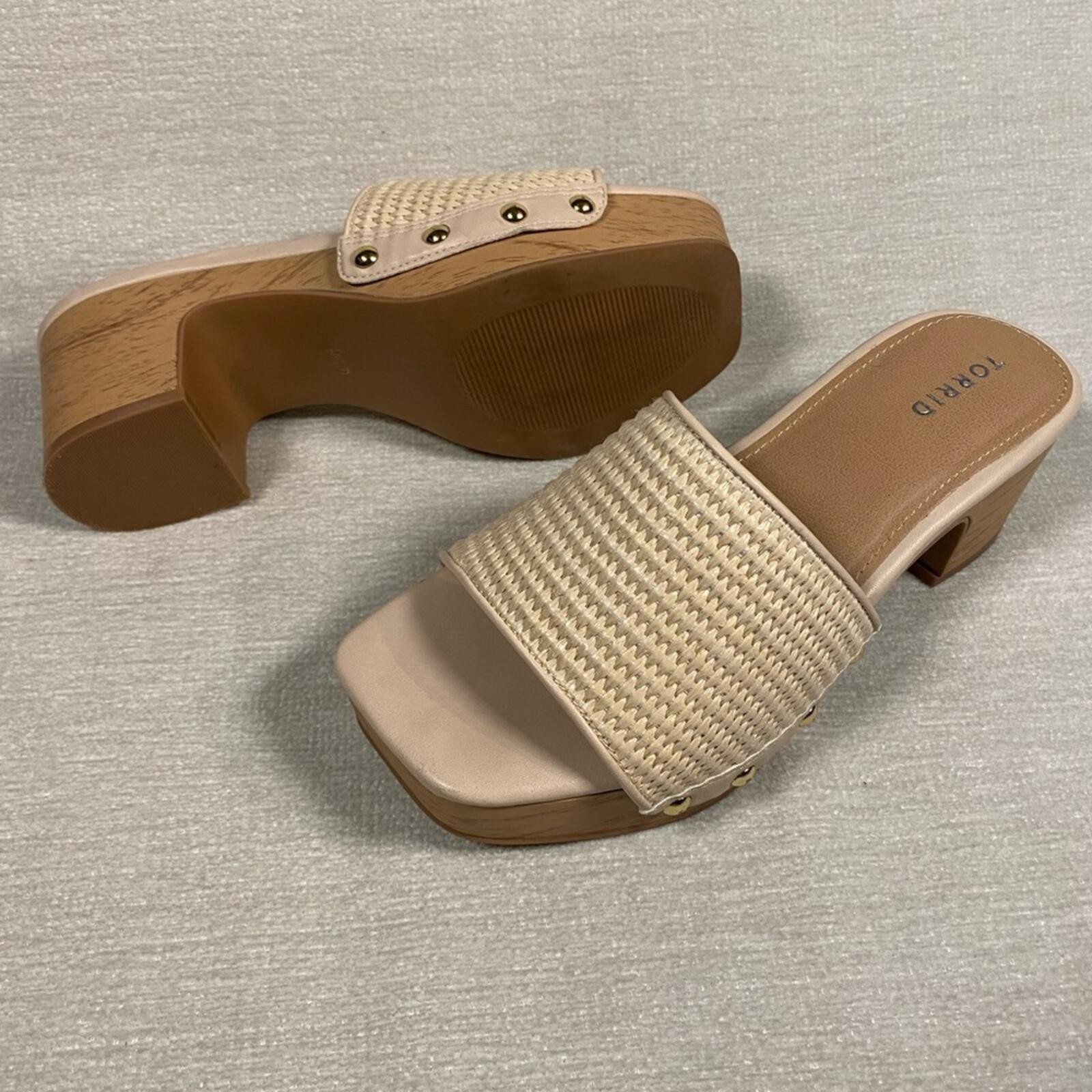 Torrid Beige Woven Chunky Wedges 9W Woodgrain Wood Block Weave Vegan Leather