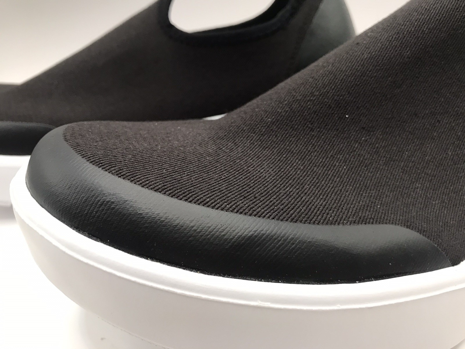 WOMEN’S OOFOS BLACK/WHITE OOMG EEZEE SLIP ON RECOVERY COMFORT SHOE SIZE 8.5 NWT