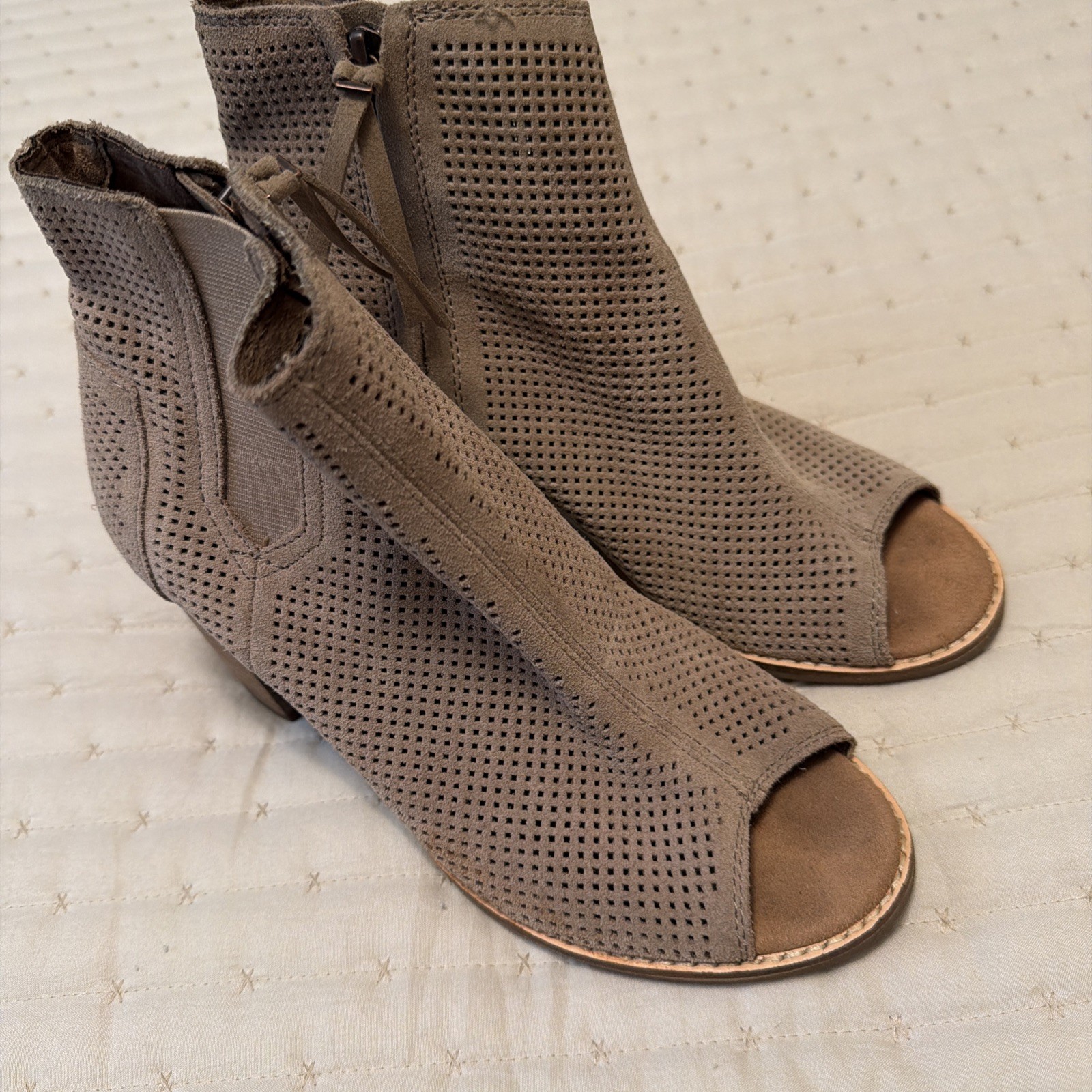 TOMS Majorca Peep Toe Suede Stucco Tan Perforated Ankle Boots Women’s 7.5