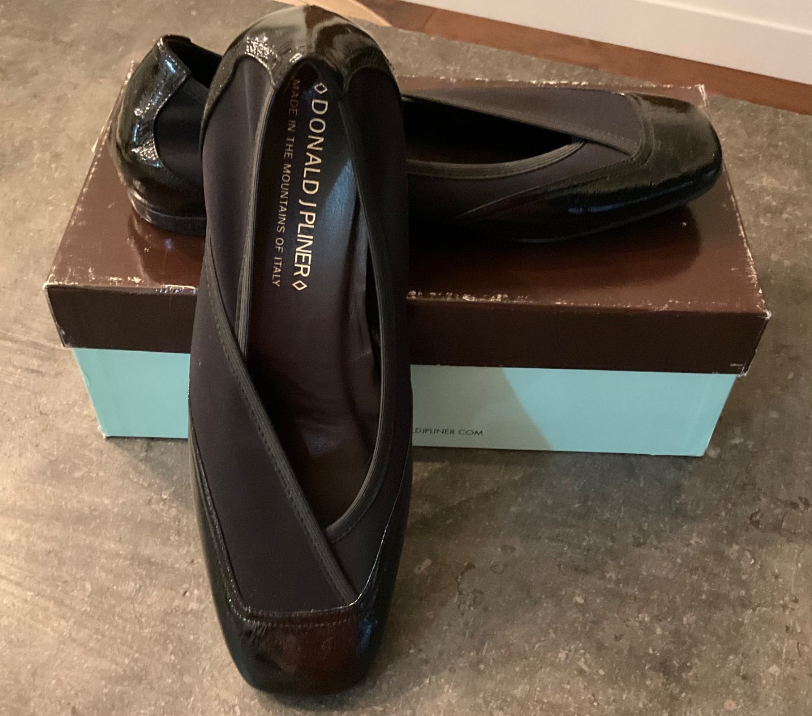 DONALD J. PLINER BLACK PATENT LEATHER CREPE DRESS FLATS SHOES 39 8.5 NEW