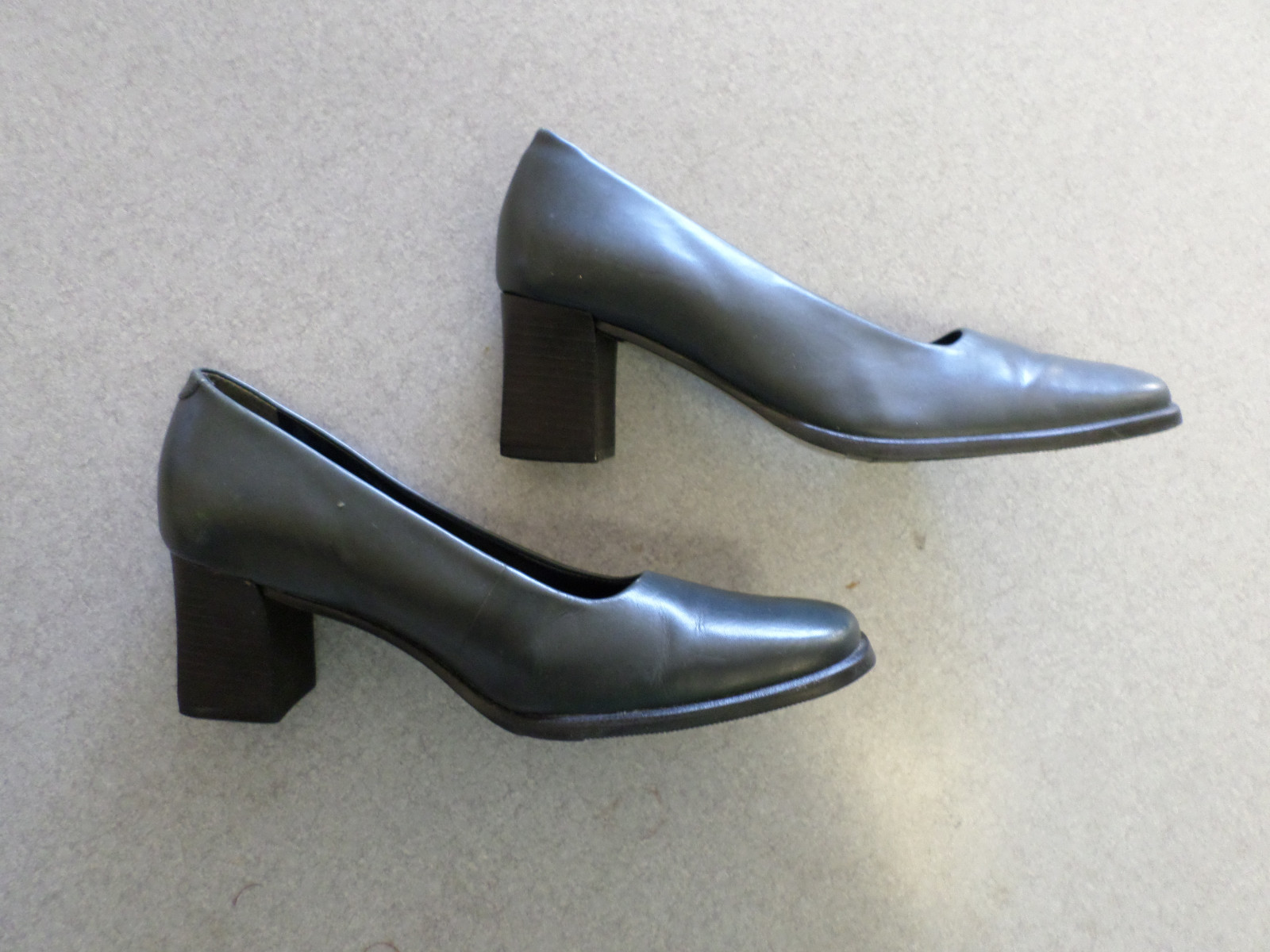Rockport «Refined» dark gray leather, 2.5 in. heel pumps. Women’s 6.5 M