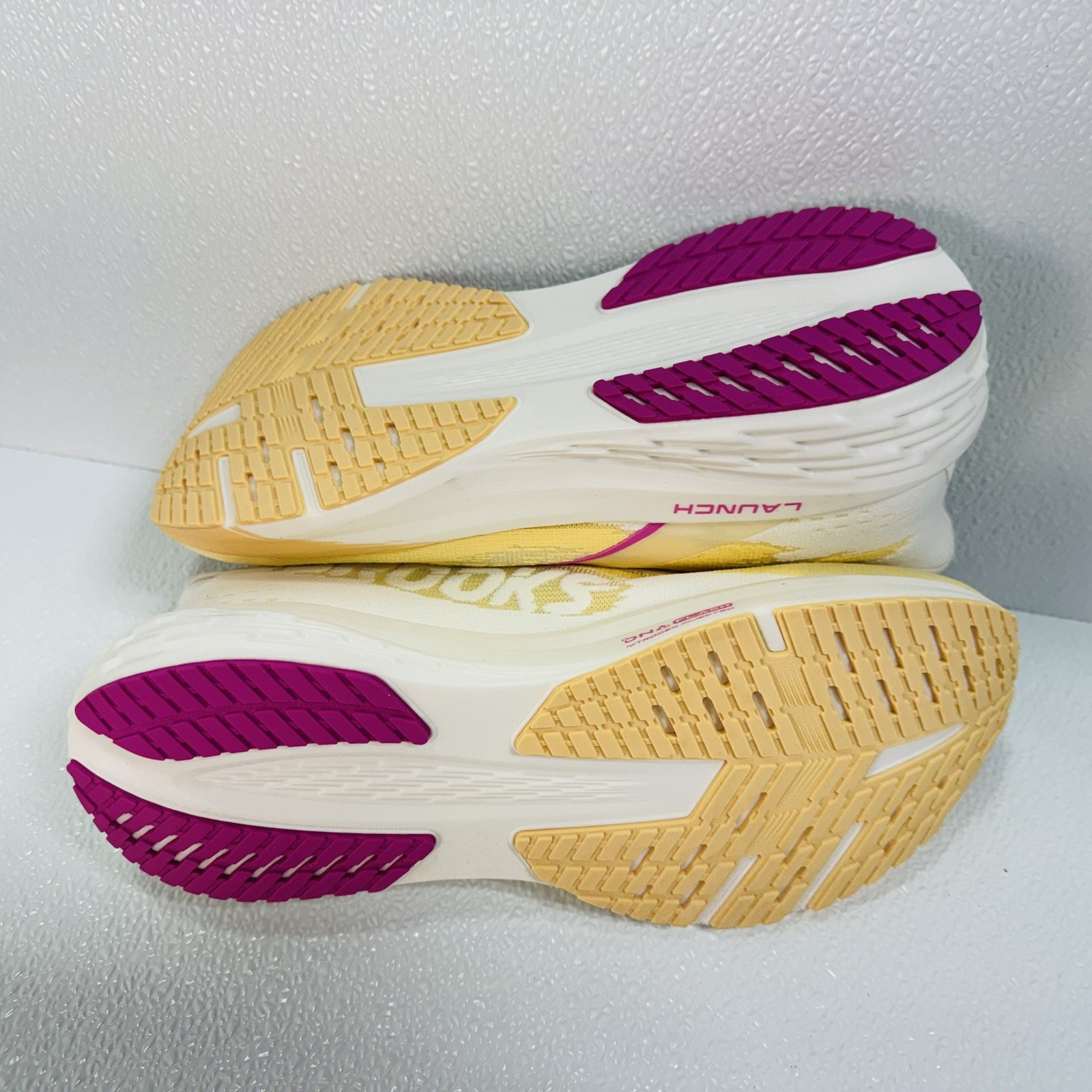 Brooks Launch 11 Women Running Shoe US Size 11 New Sherbert / Coconut / Pink