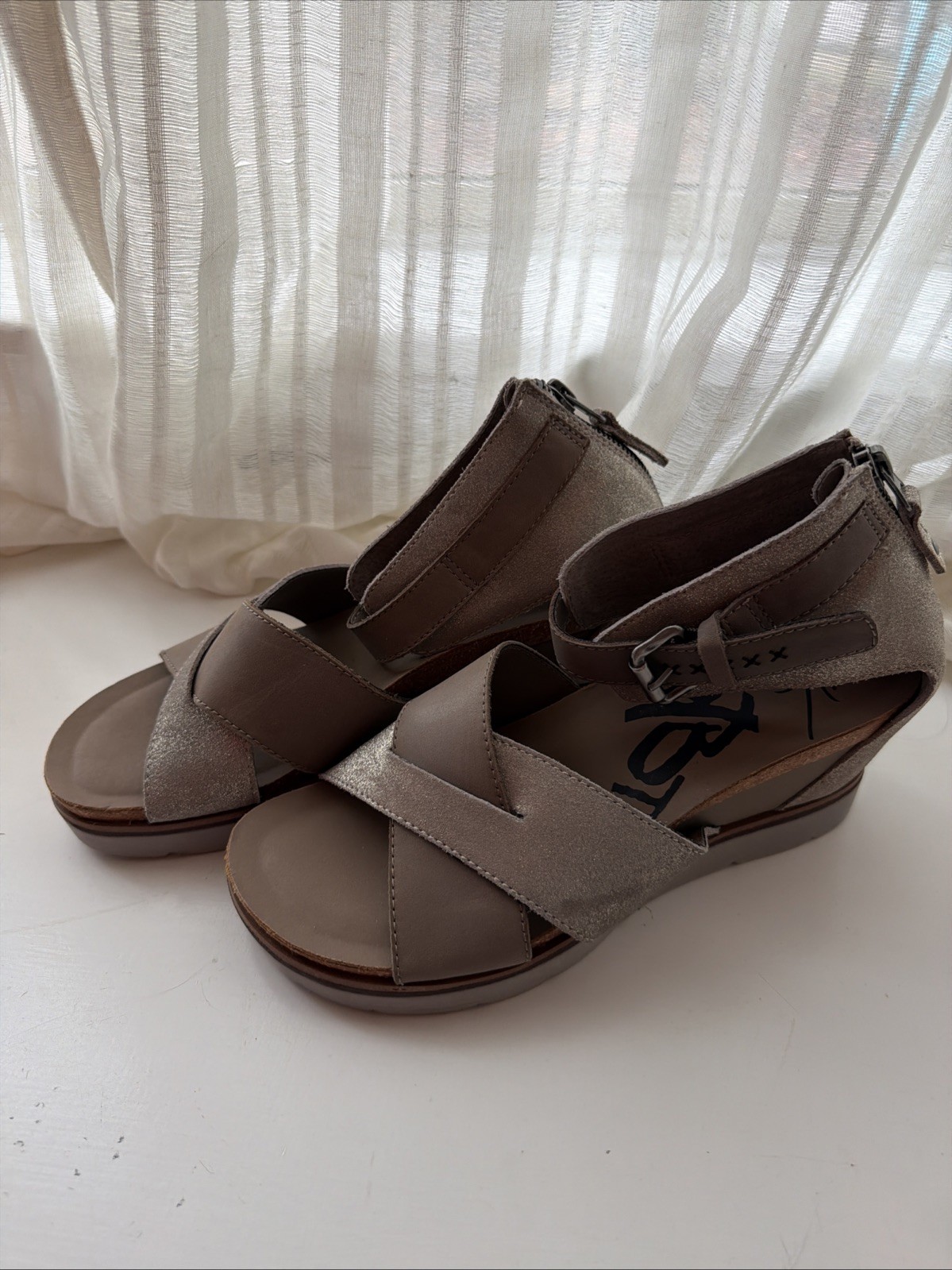 OTBT Freedom Wedge Sandals in Taupe & Gold, sz 8.5