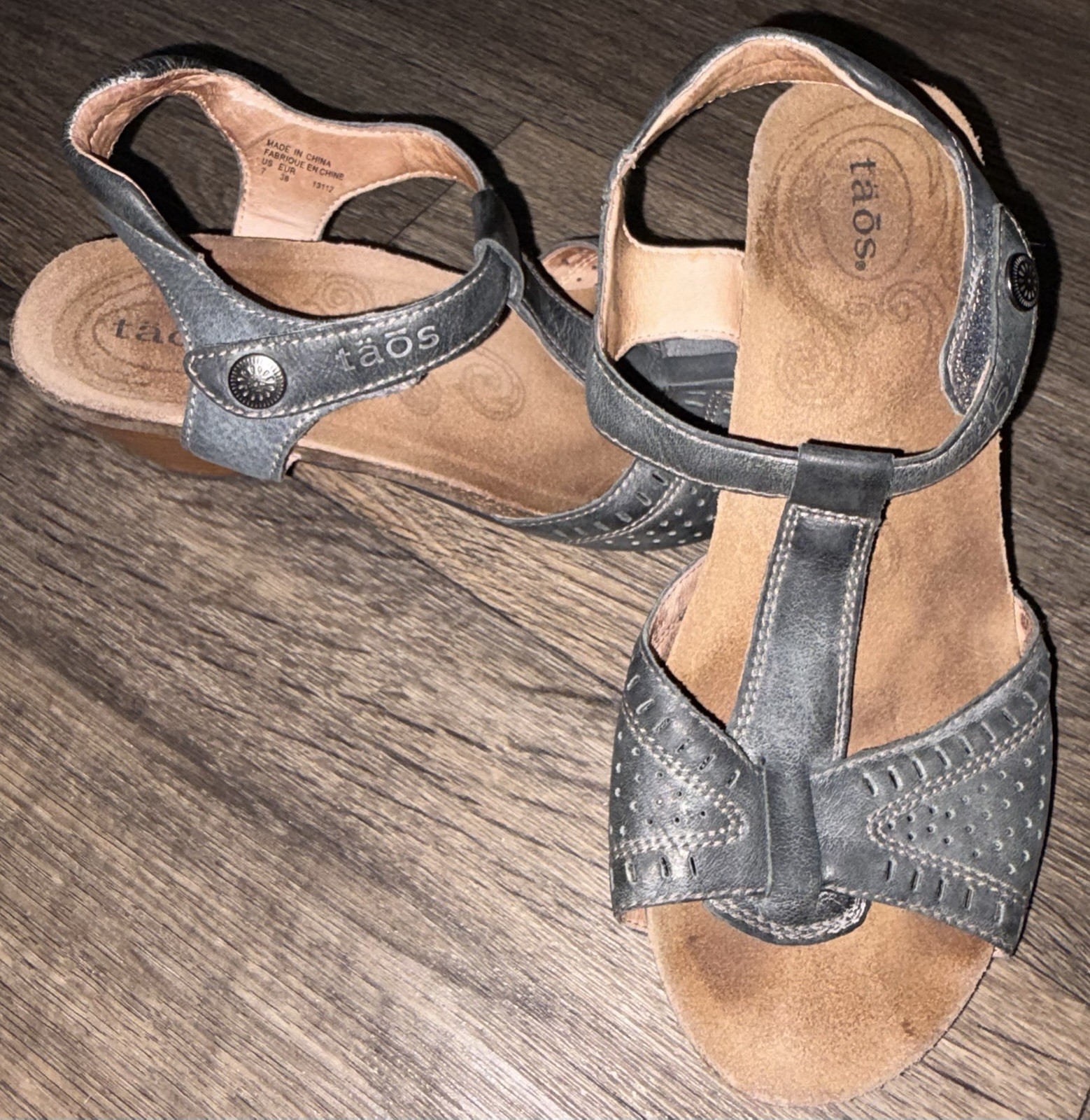 Womans Taos Perforated Blue Leather T Strap 2.5in Heel Sandals Size 38 US 7/7.5