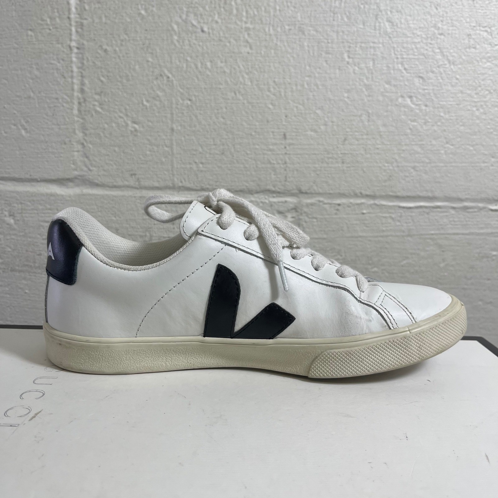 Veja Esplar Low White Black Leather Sneakers Lace up Women’s Size 6 US/4 UK