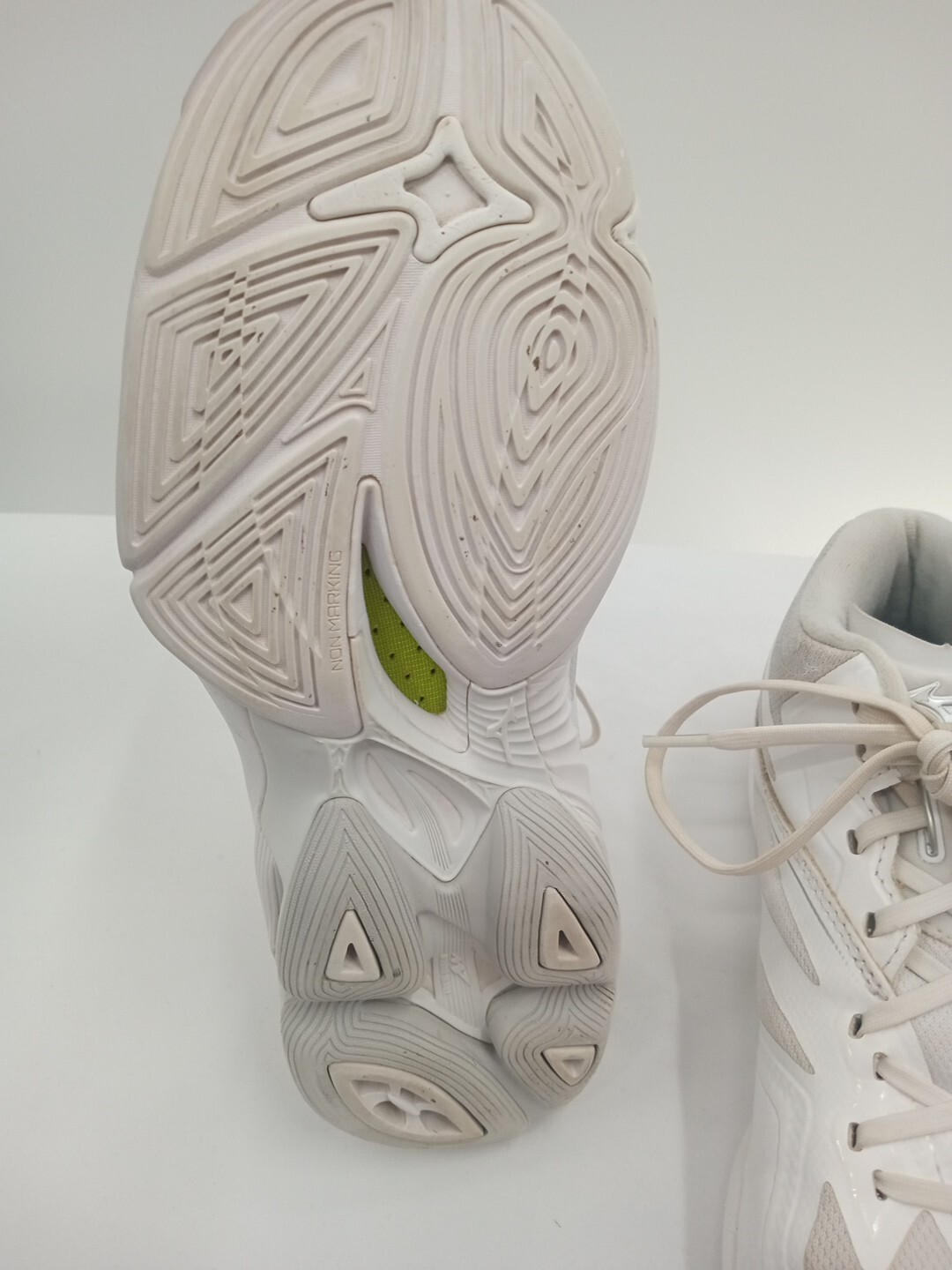 Mizuno Wave Lightning Z6 VolleyballShoes Women’s 9.5 White Athletic Sports