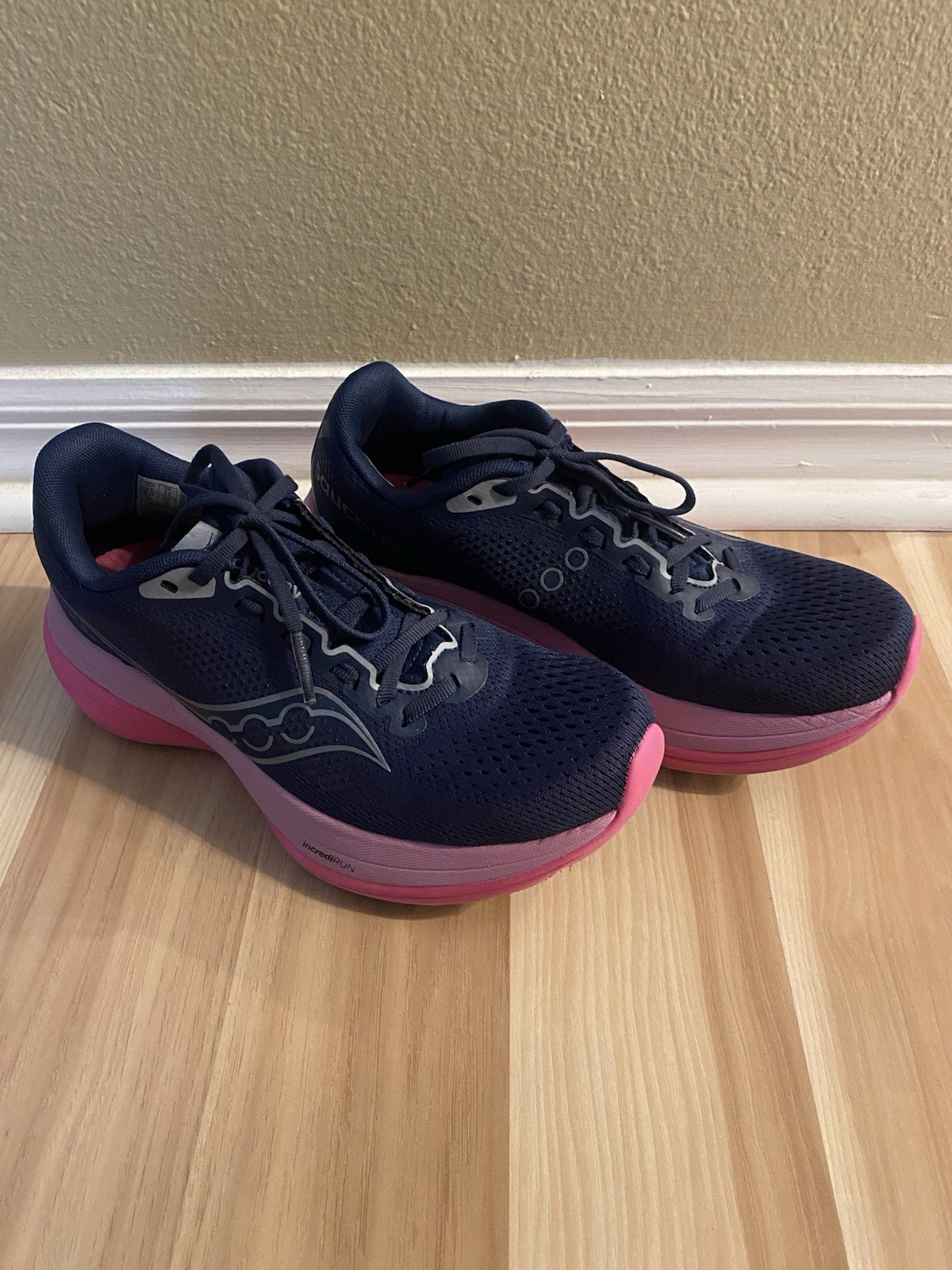 Saucony Endorphin Trainer Women’s Size 8.5, Navy / Fucshia