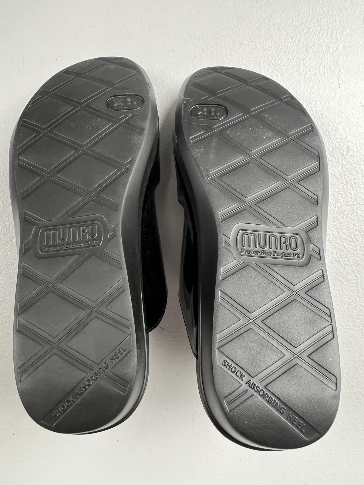 Munro Maclaine Shoes Womens Size 10.5W Black Patent Slide Sandals Wedge Comfort