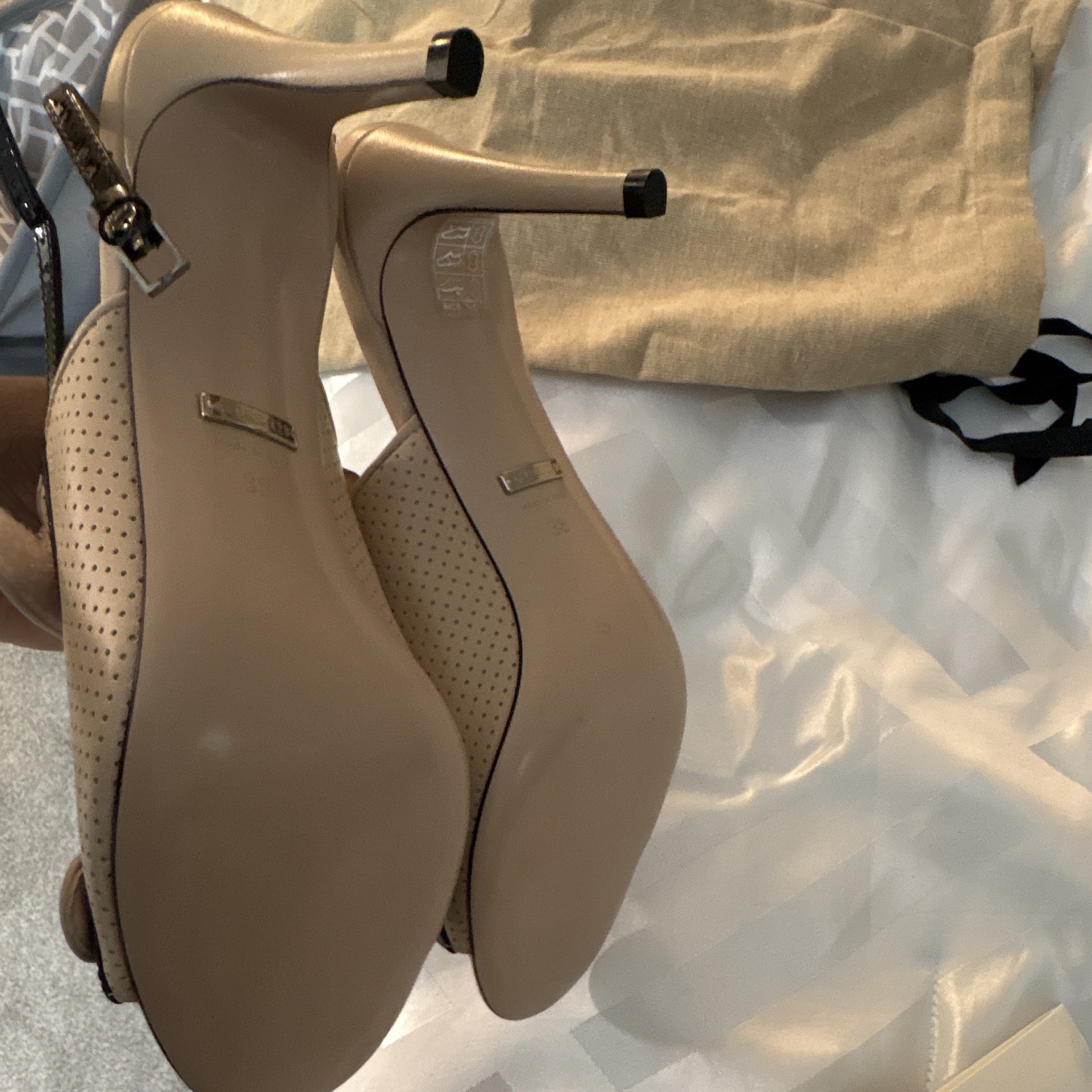 Gucci Beige/Black Leather Strappy Ankle Strap Buckle Sandals US 8 NIB