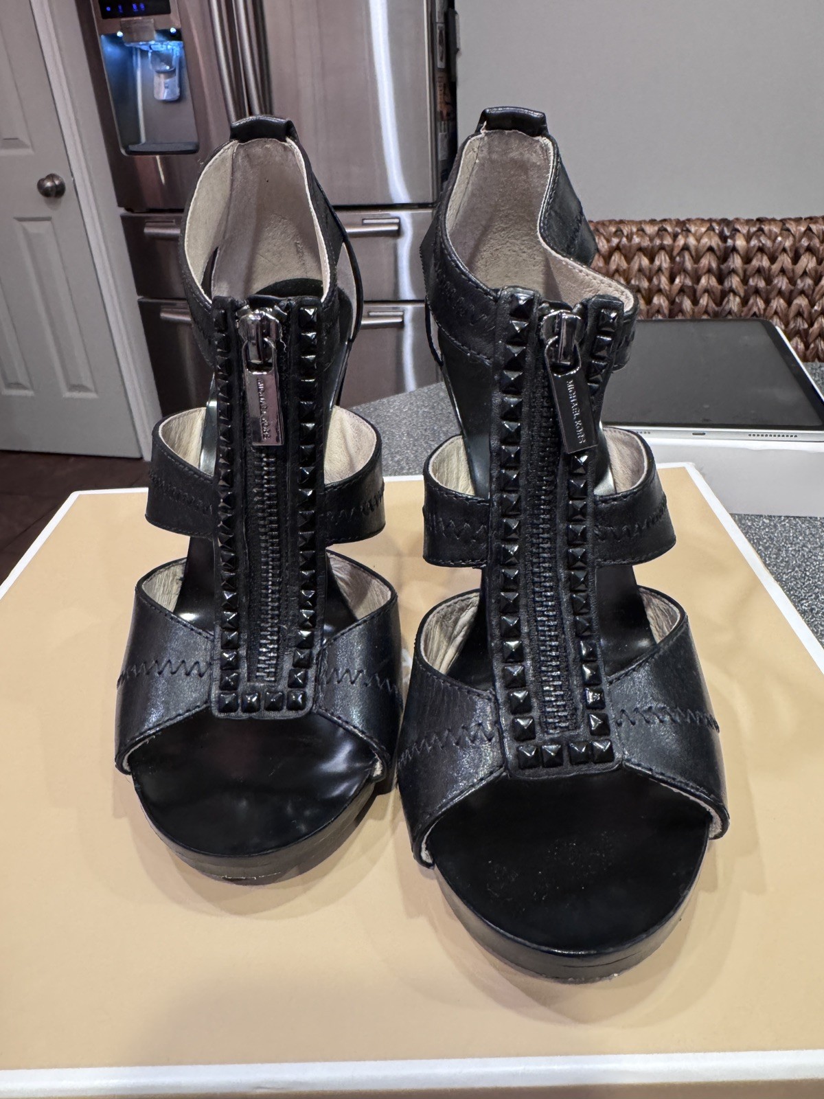 MICHAEL KORS BERKLEY CLASSIC BLACK PYRAMID STUDS LOGO ZIPPER WOMENS US 6.5