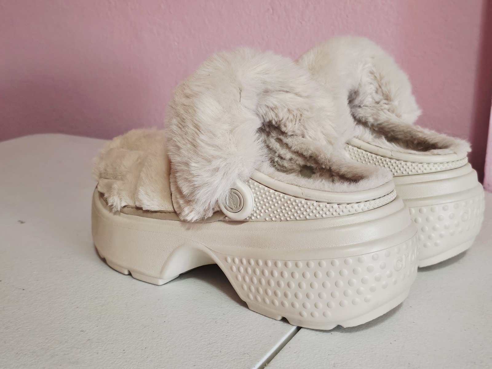 CROCS Women’s Stomp Platform Faux Fur Quilted Clogs in Stucco Tan Sz 8