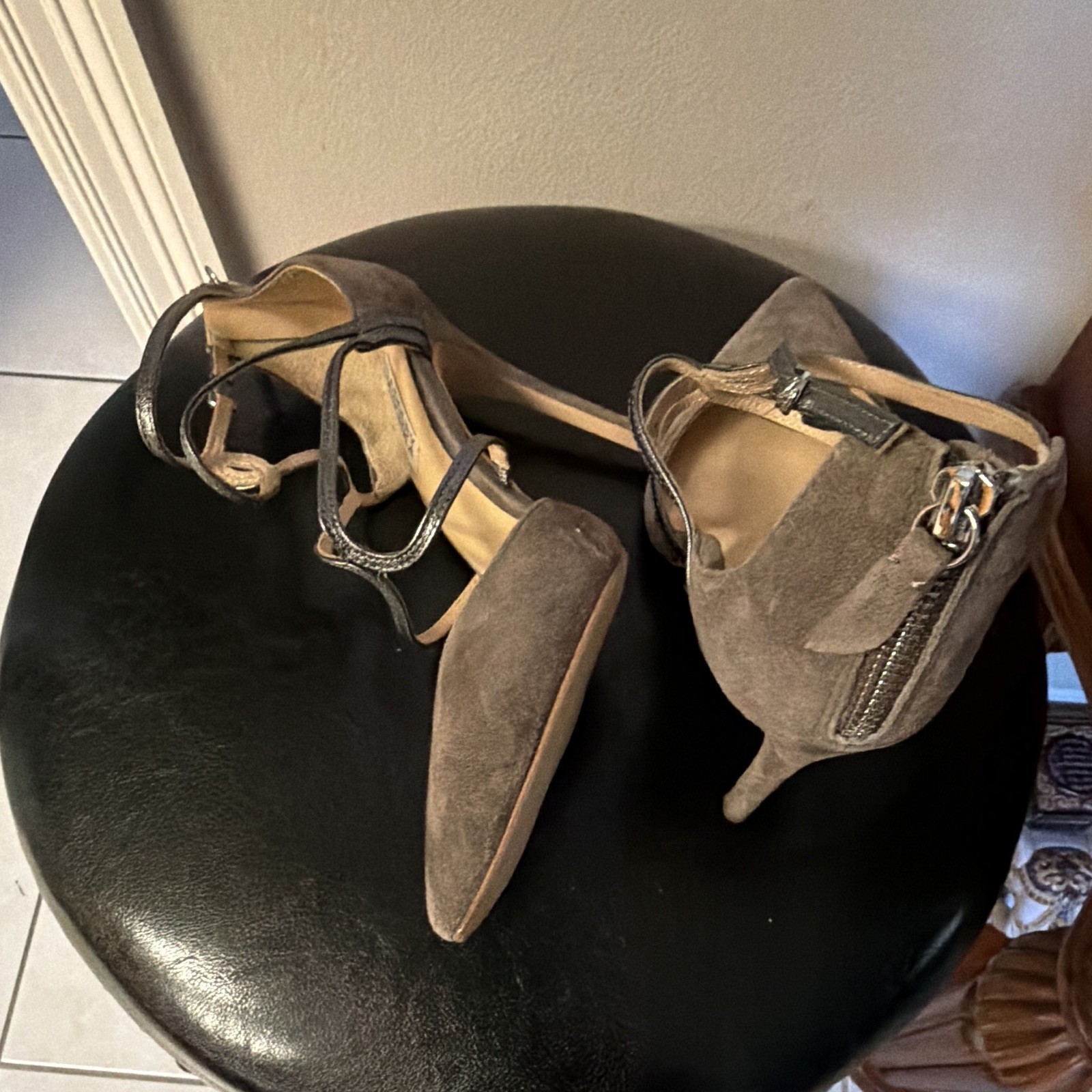 Badgley Mischka Women’s Gray Suede Pointed Toe Strappy Heels 8.5