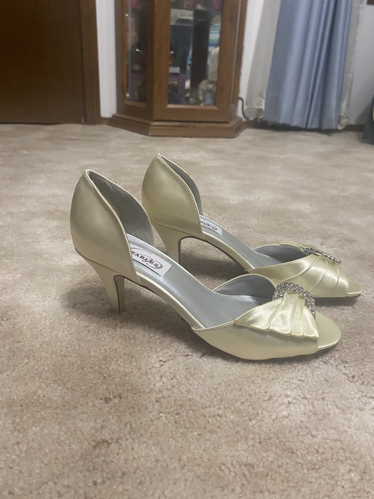 Dyeables Duchess Cream Colored High Heels Size 6.5