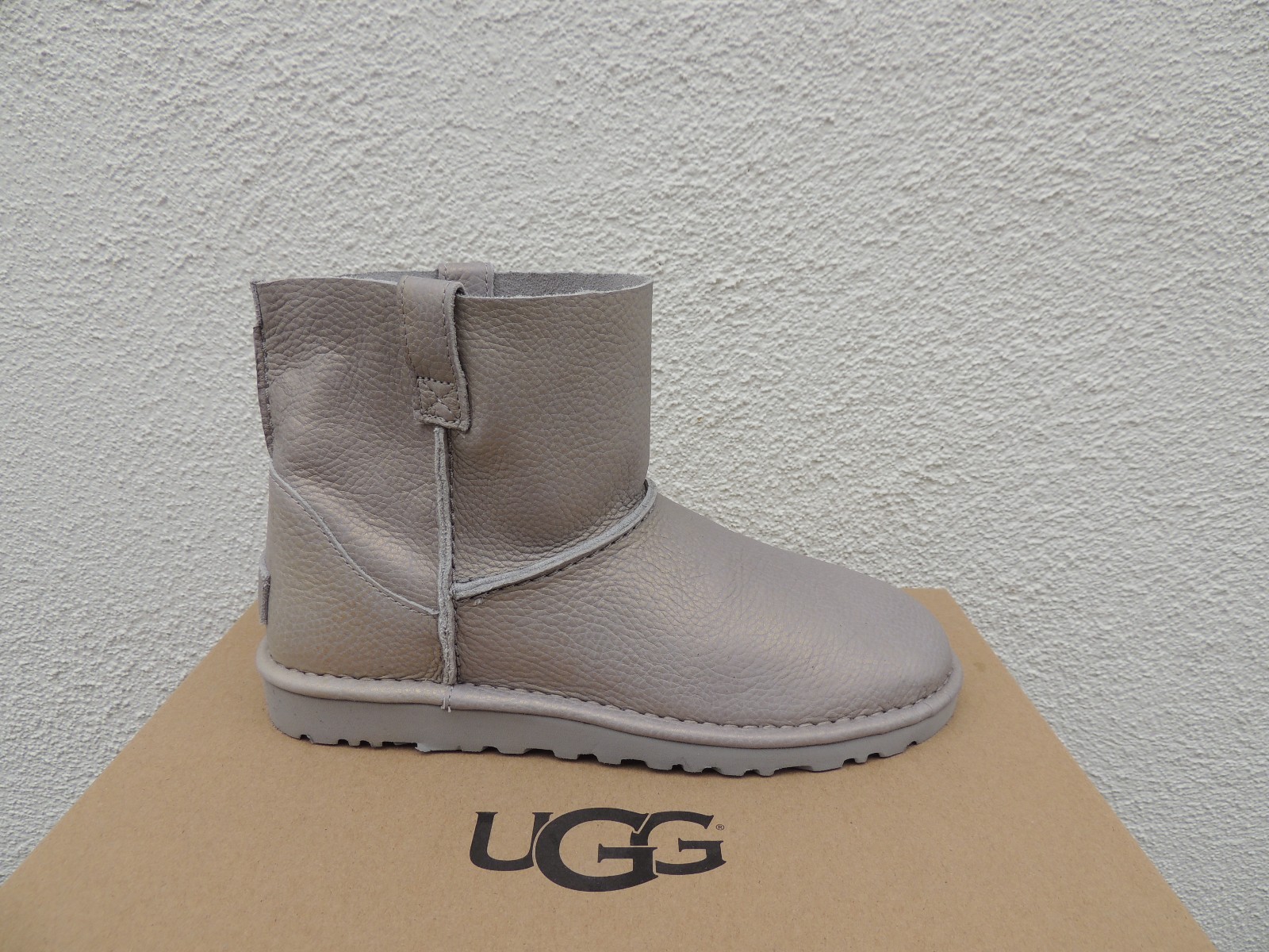 UGG CLASSIC UNLINED METALLIC SILVER LEATHER BOOTS, WOMEN US 6/ EUR 37 ~ NIB