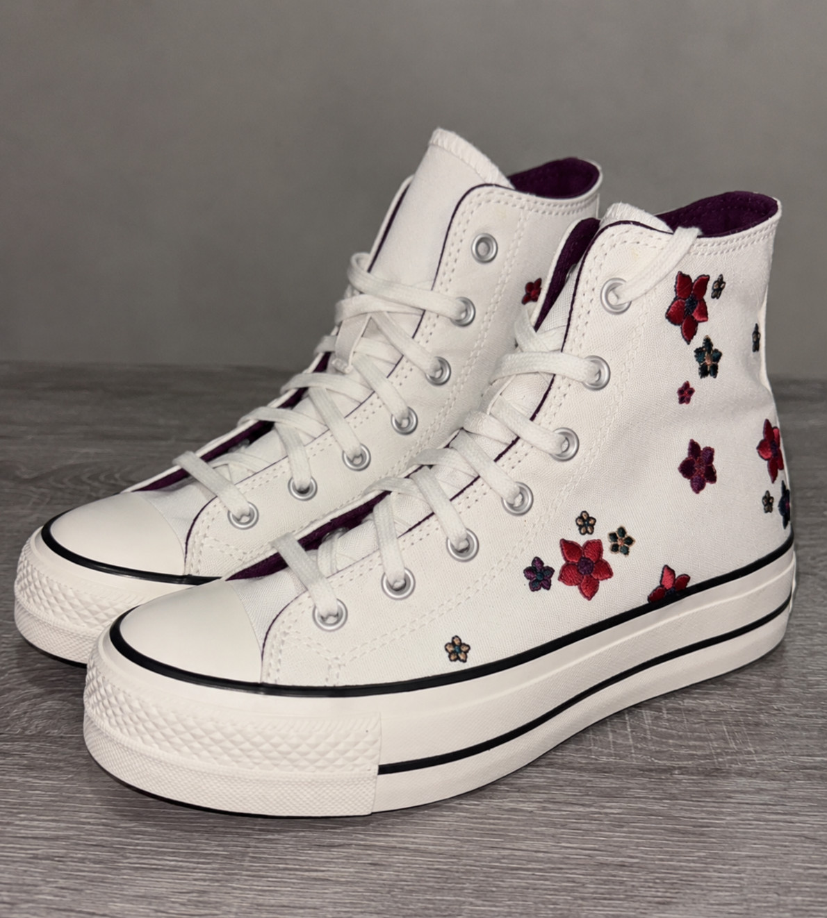 Converse Chuck Taylor All Star High Top Sneakers Women’s sz. 6 Floral Embroider