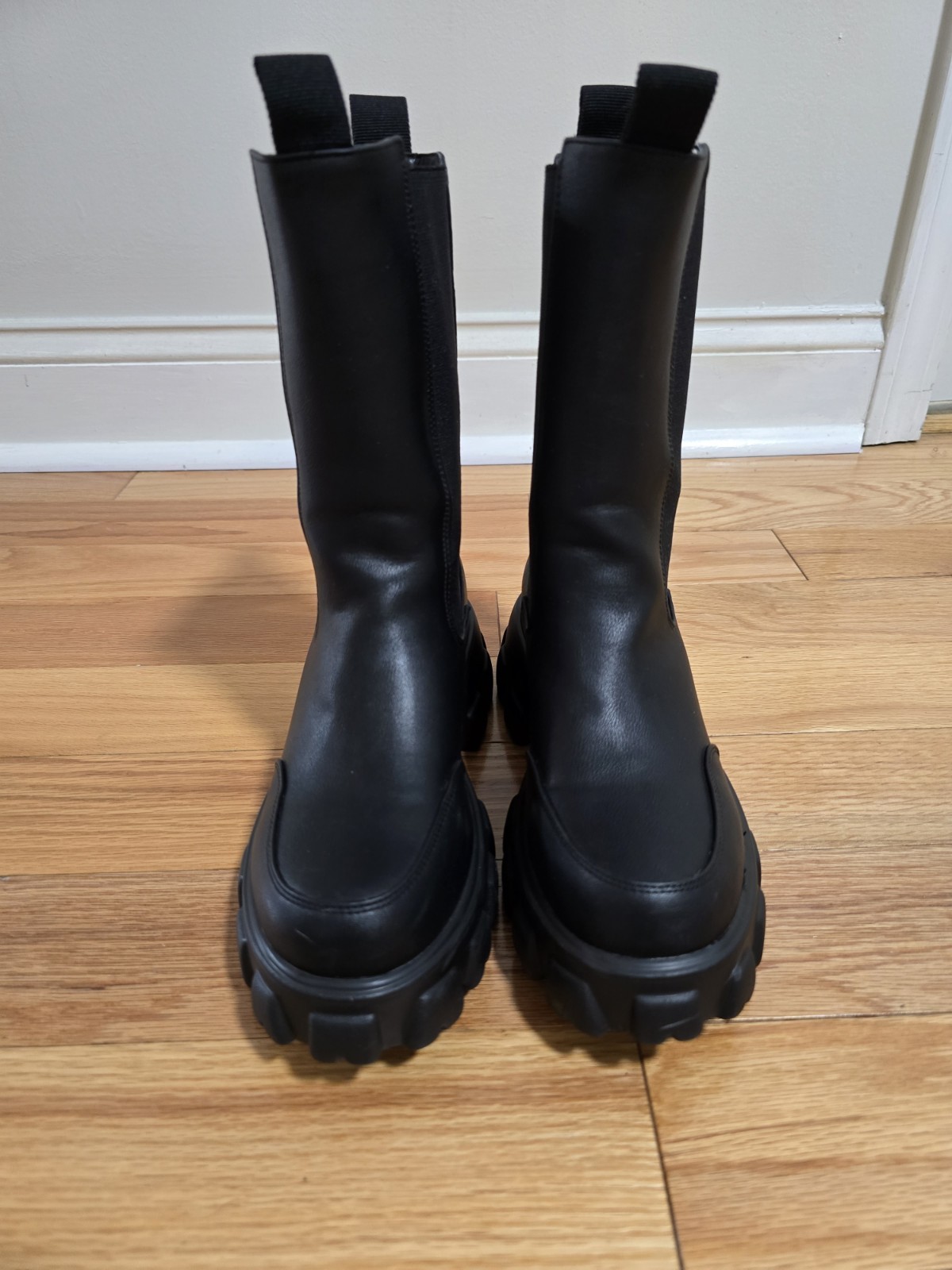 Journee Collection Women’s Vista Lug Sole Chunky Black Chelsea Boots Size 7.5