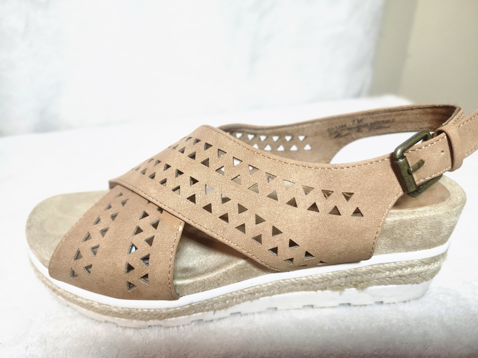 Bella Vita Women’s Tan Wedge Sandals Cut-Out Buckle Size 7 US