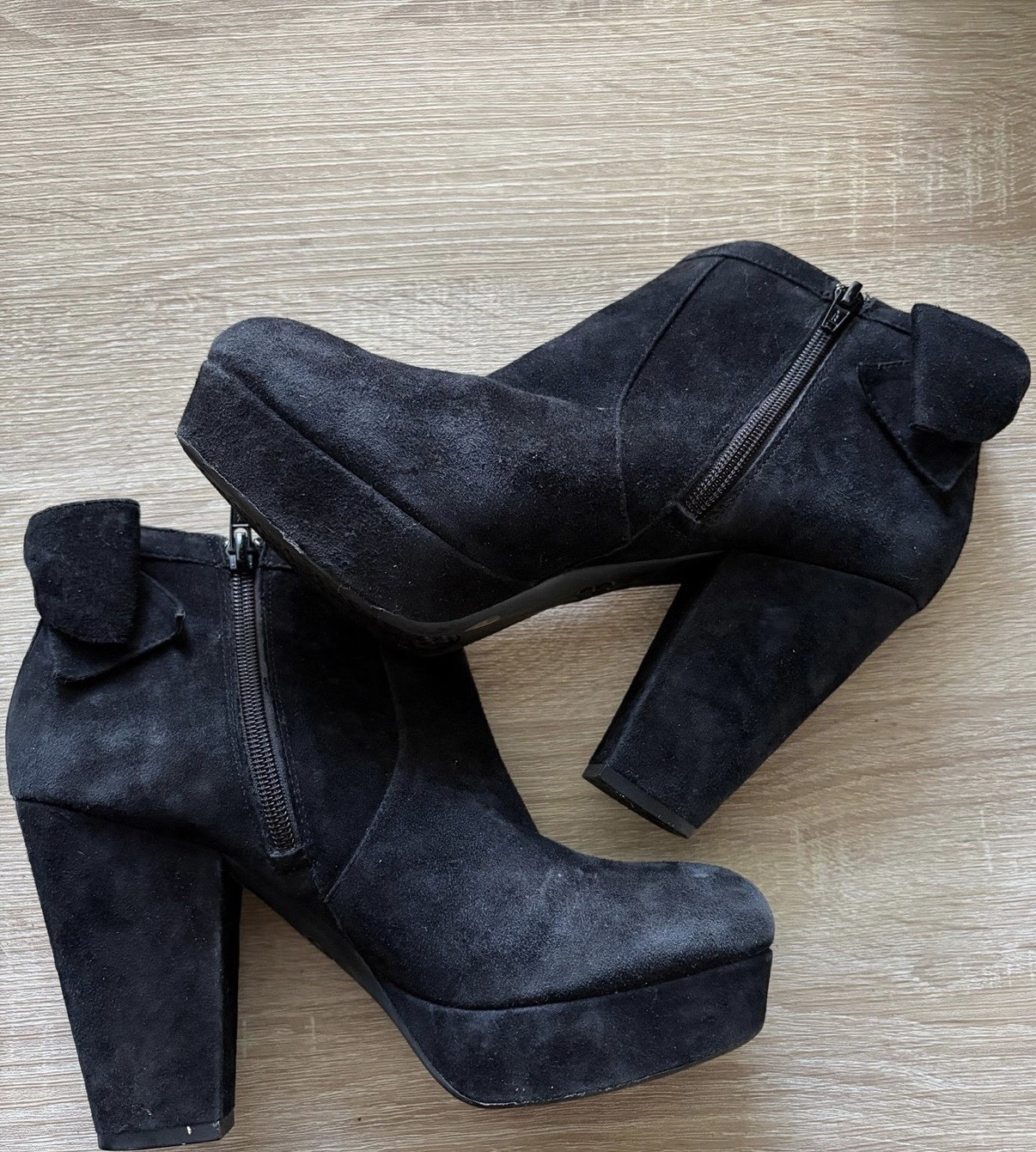 Gianni Bini Women’s Black Suede Platform Ankle Bootie Round Toe Zip Bow, 8.5M