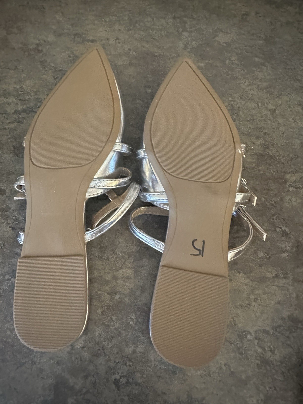 SODA Women’s Silver Leather Pointed Toe Strappy Buckle Flats Size 7