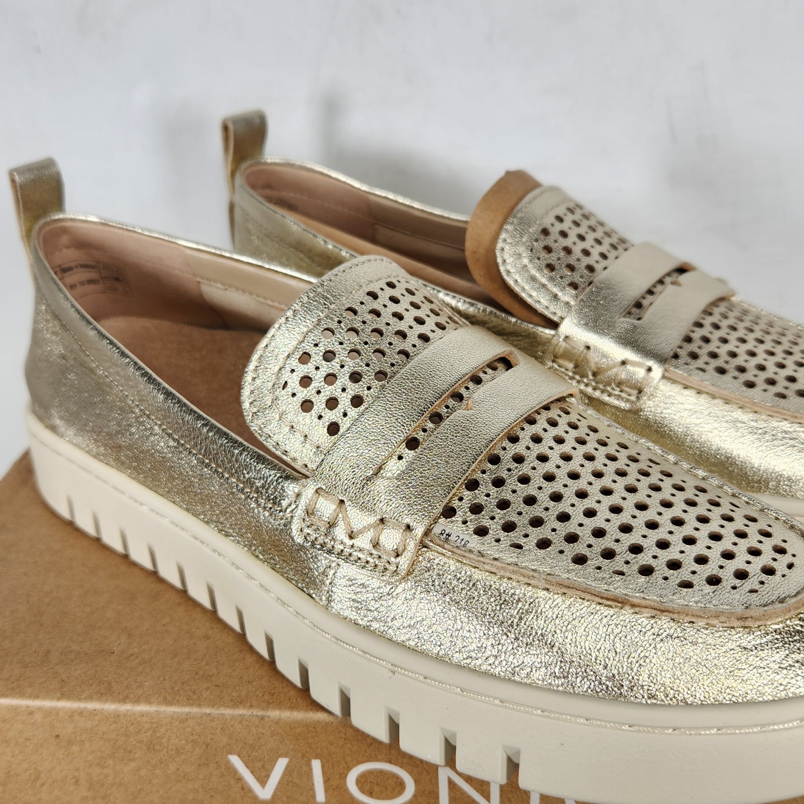 7 WOM – Vionic Uptown Perf – Gold LEATHER
