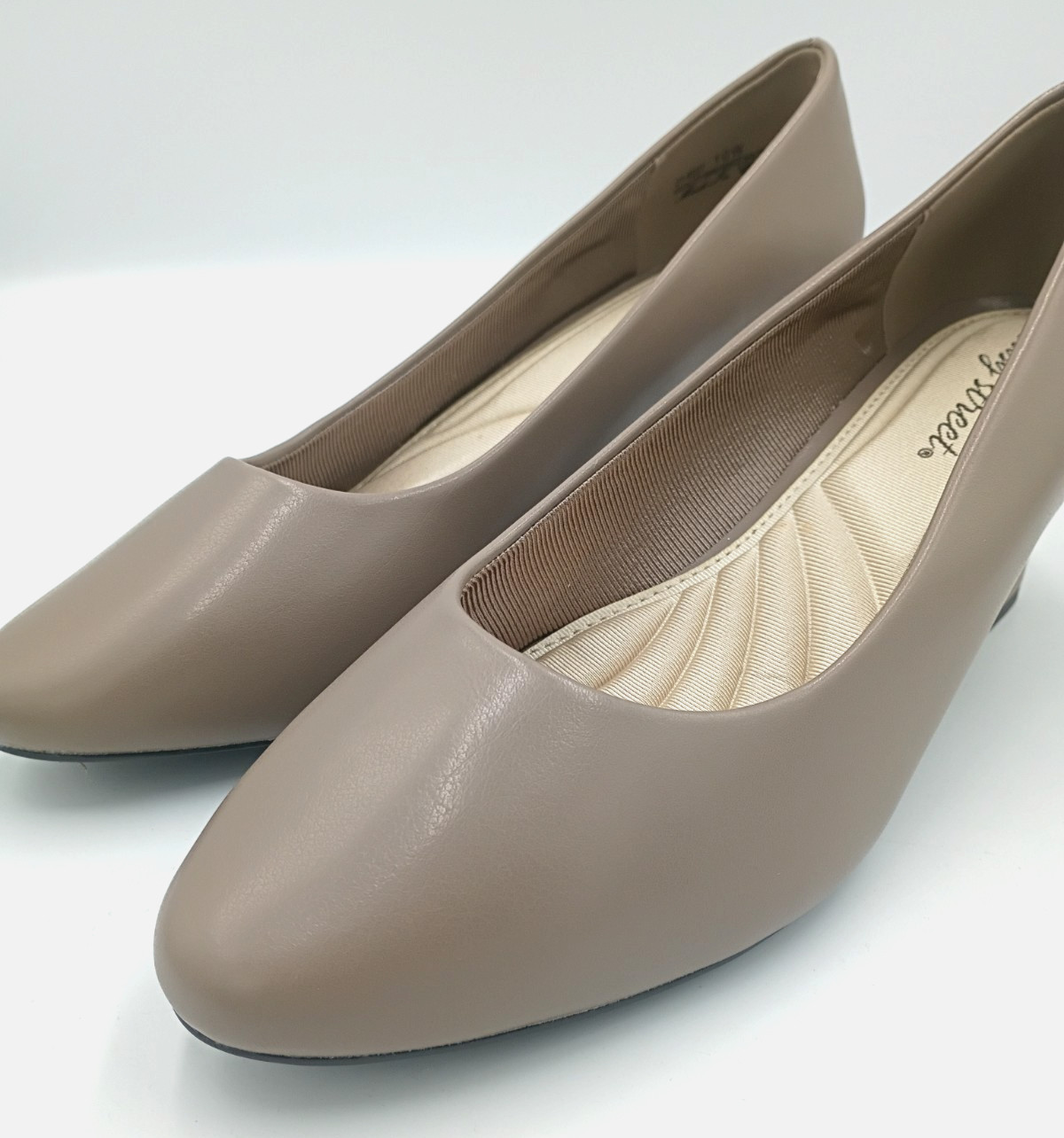 Easy Street Ballari Low Block Heel Pumps Dress Shoes Taupe Womens Size 10 W NEW