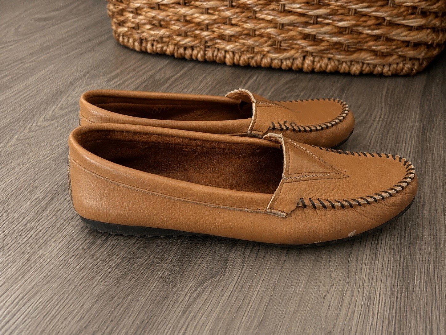 Minnetonka Women’s Mocha Deerskin Gore Front Moccasins Slip-On Size 8