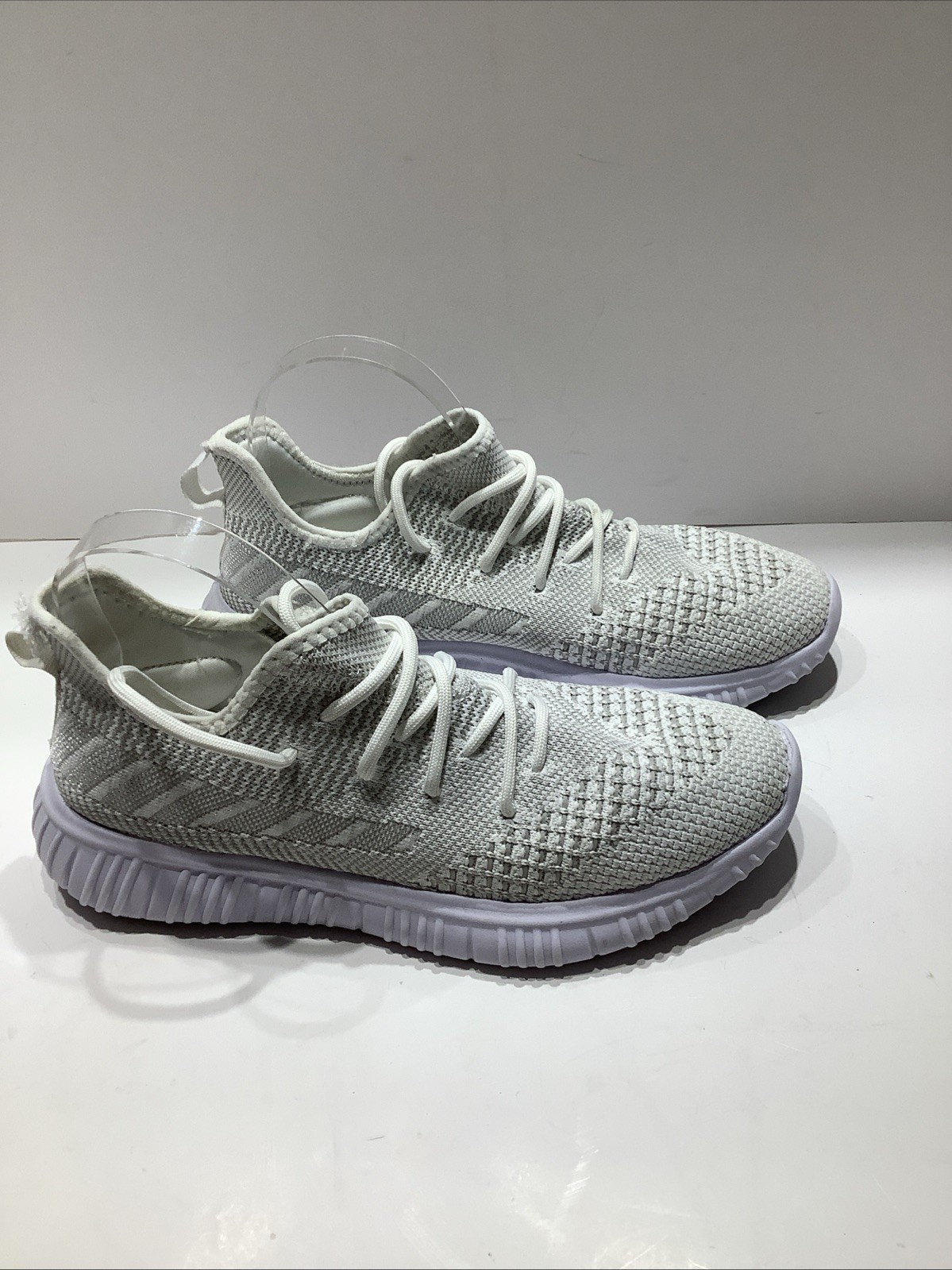 Womens Sz. 8.5M Avia White Knit Memory Foam Trainer Sneakers Ultra-Lightweight