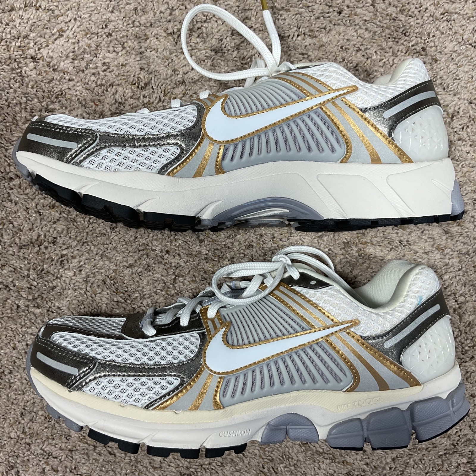 NIKE Zoom Vomero 5 Sneaker Mens 9 Womens 10.5 White/Gray/Gold HJ7247 099 NIB