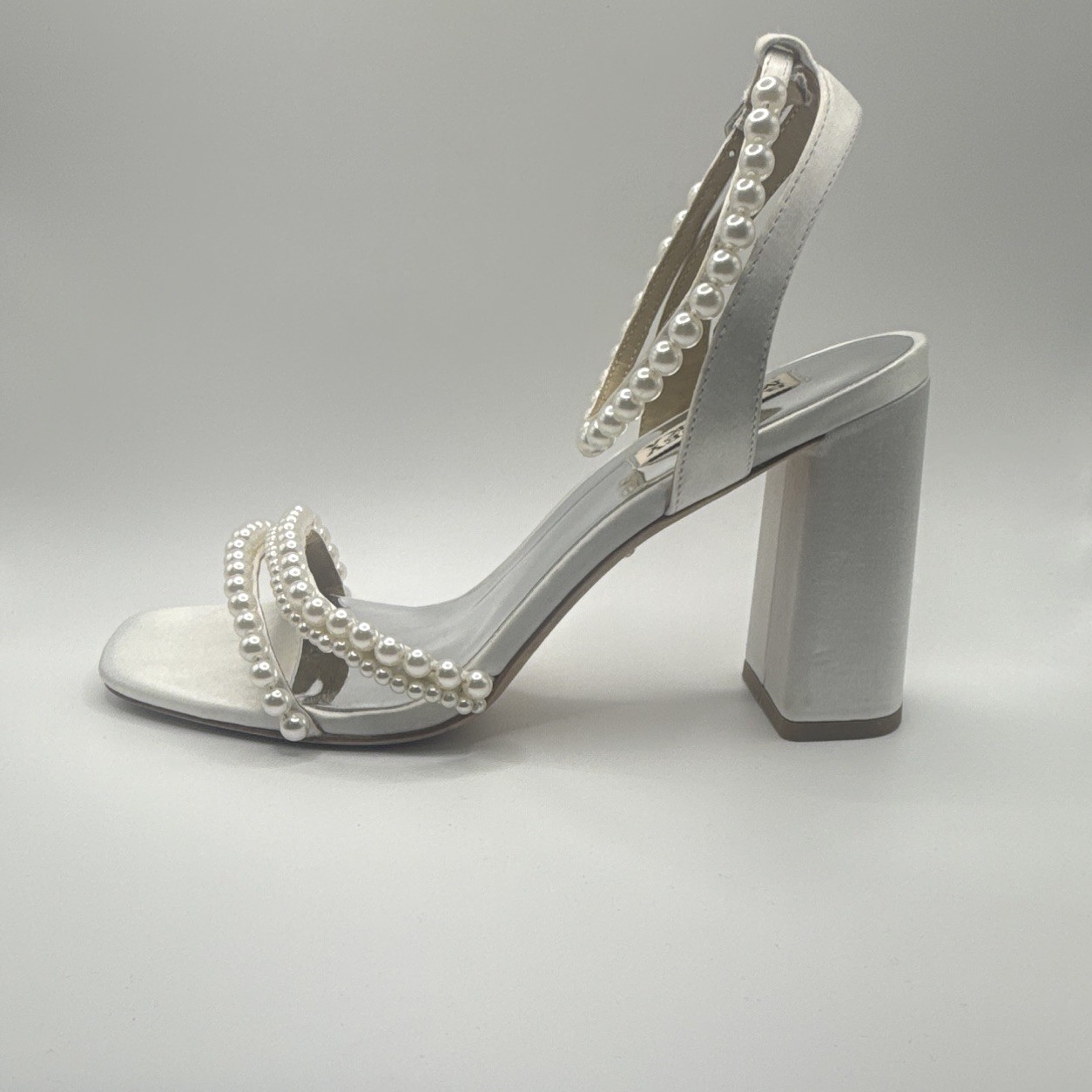 New No Box Badgley Mischka Feisty Pearl Ankle Strap Heels Size 9
