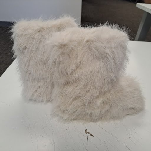 Boots with Faux Fur Size 10 Womans (41 in EU) 4/15AM