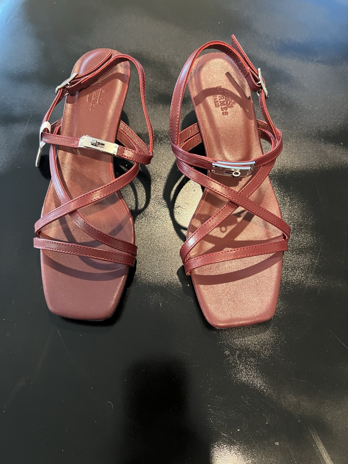 Hermès Style. Women’s Shoes Size 7 Kelly. Low Heeled Sandals