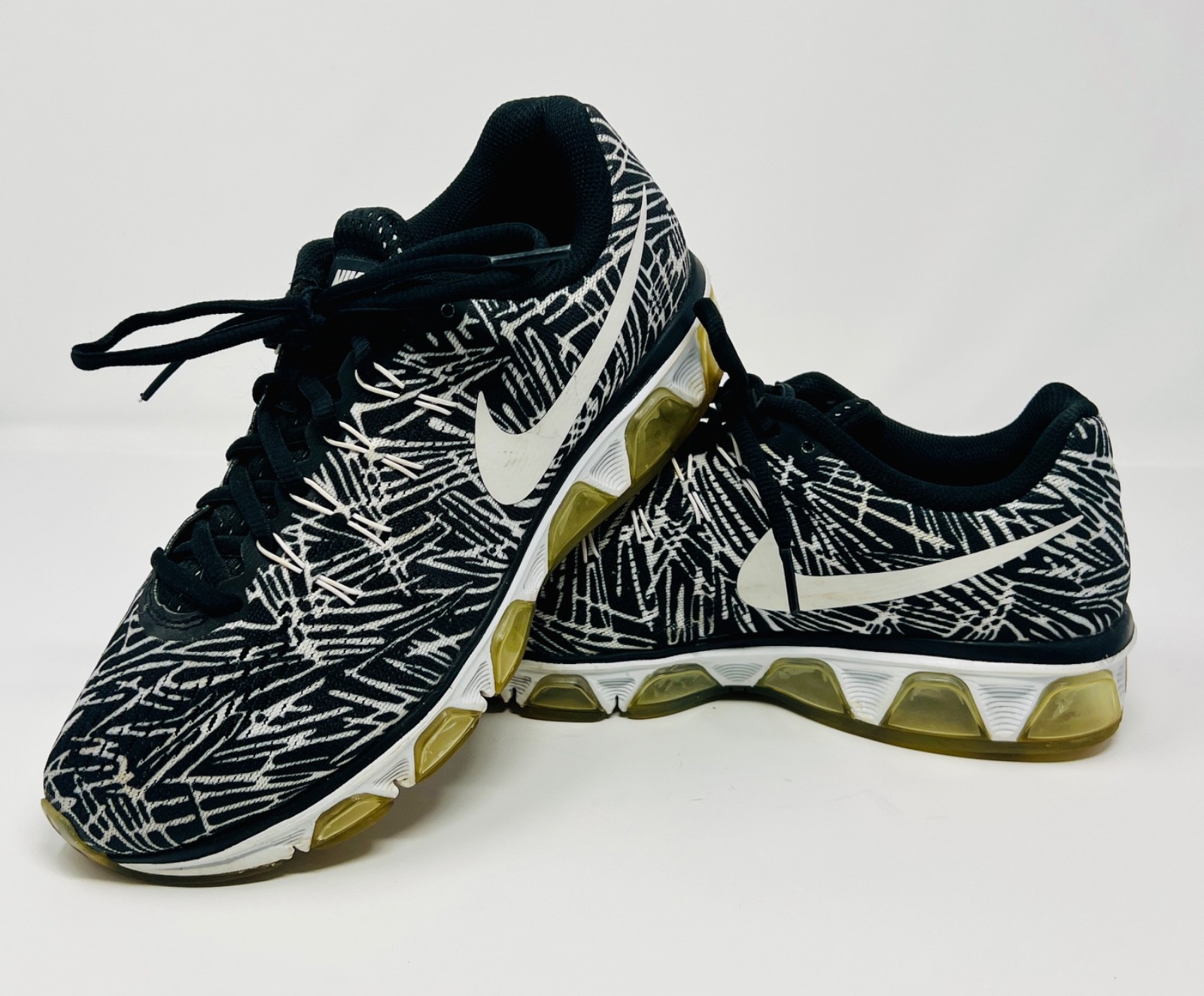 NIKE TAILWIND 8 WOMENS SIZE 8.5 INDOOR USE ONLY NO INSOLE BLACK & WHITE GRAPHICS
